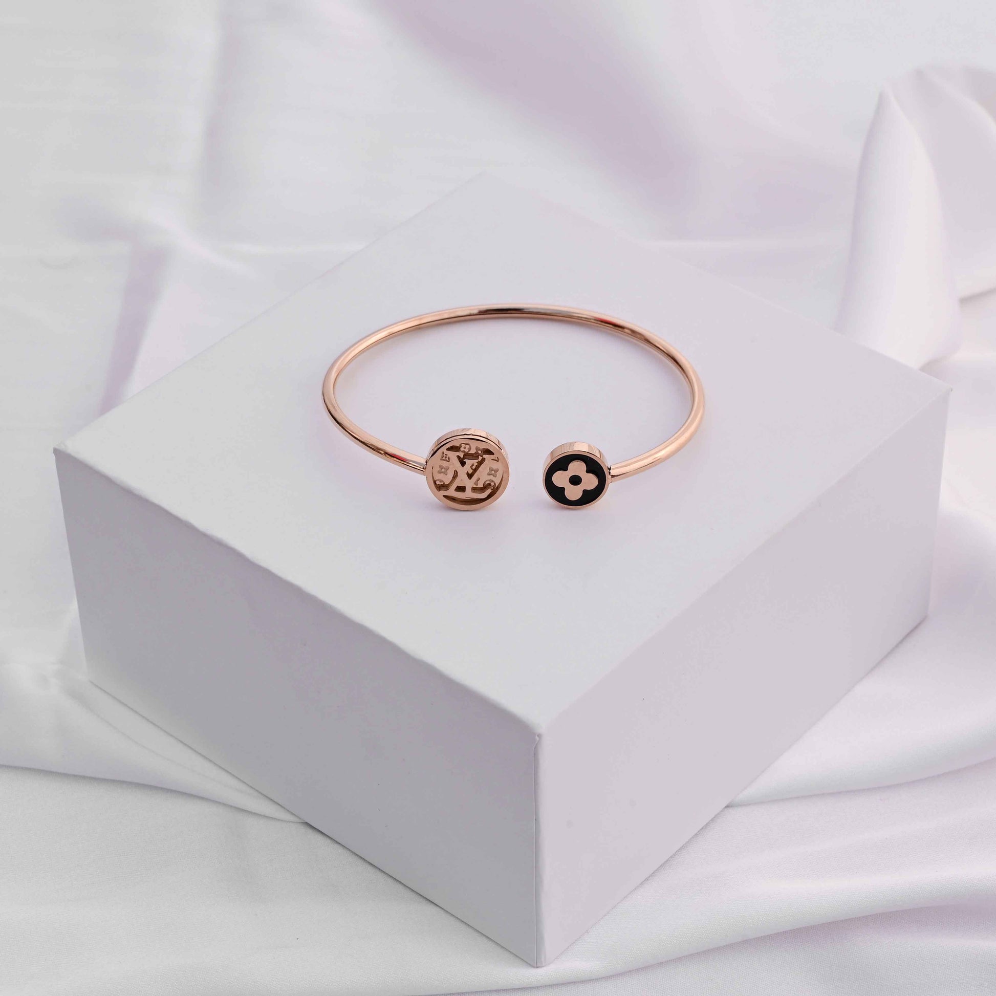 Louis Vuitton LV Adjustable Bangle bracelet in Rose gold