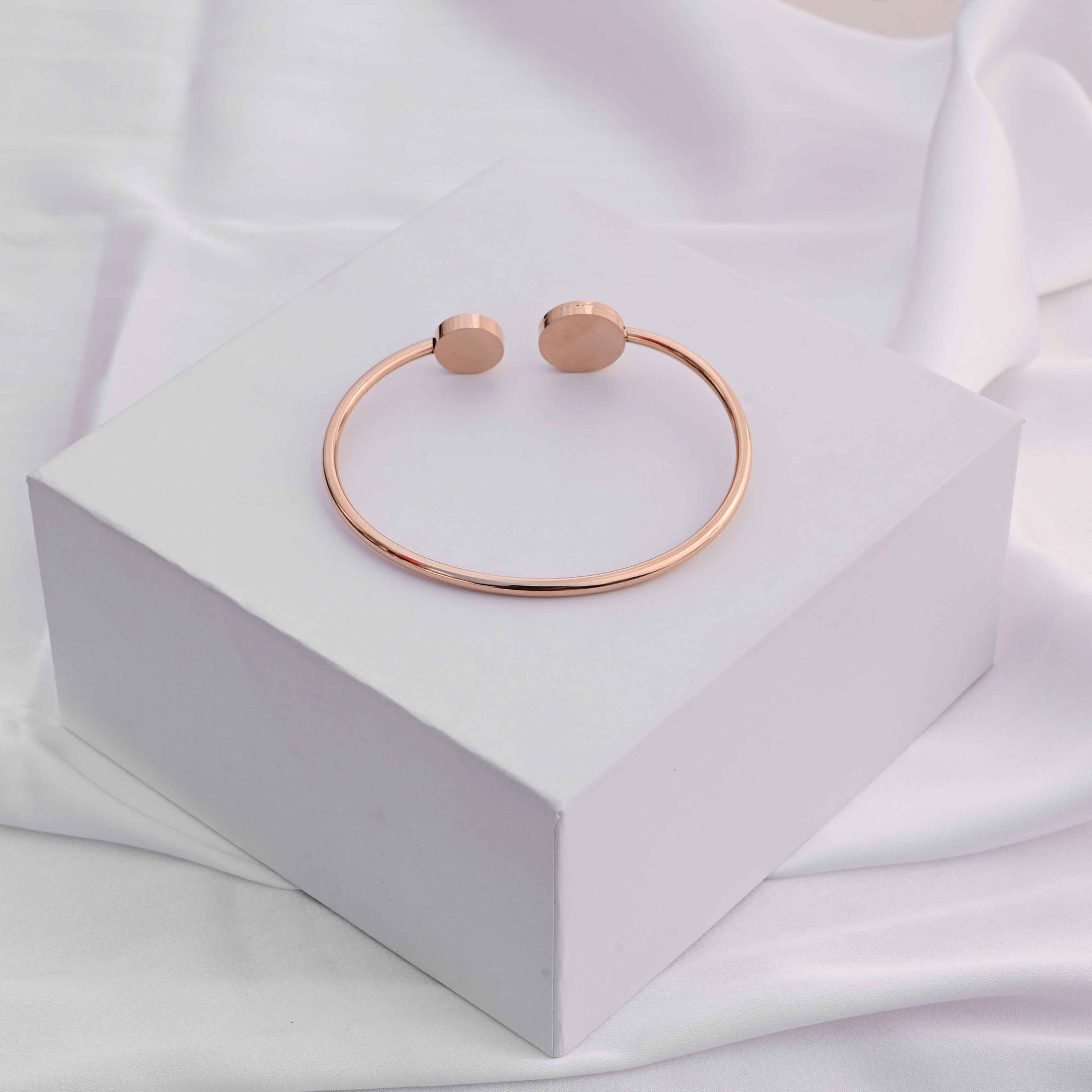 Louis Vuitton LV Adjustable Bangle bracelet in Rose gold