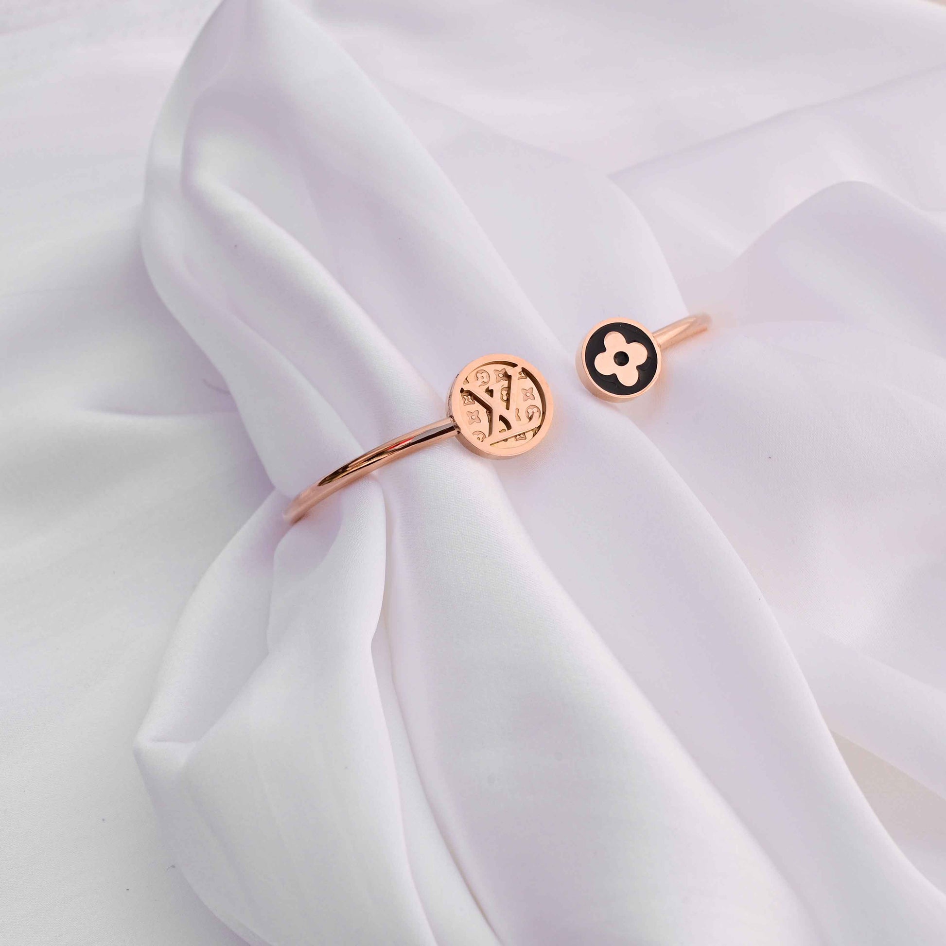 Louis Vuitton LV Adjustable Bangle bracelet in Rose gold