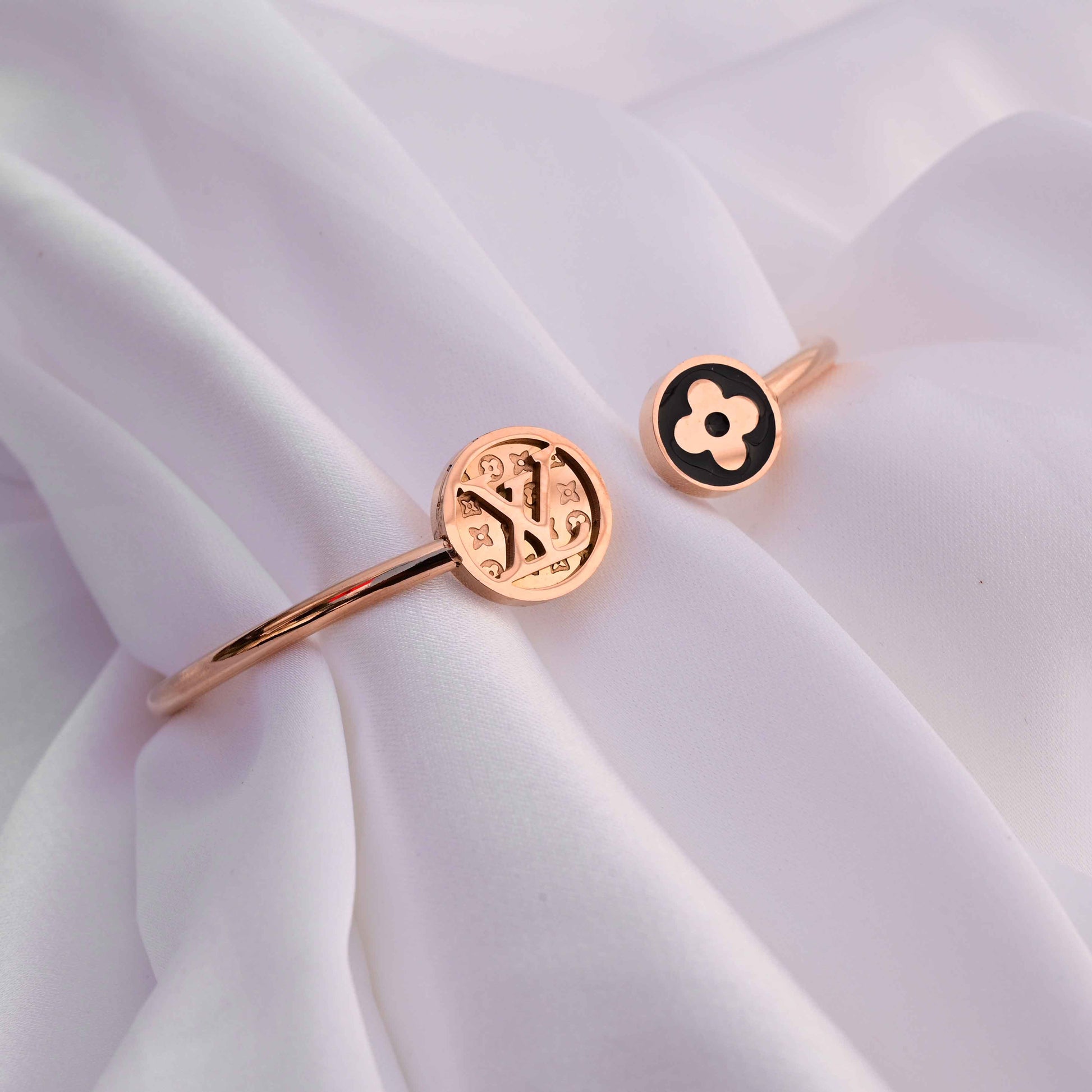 Louis Vuitton LV Adjustable Bangle bracelet in Rose gold