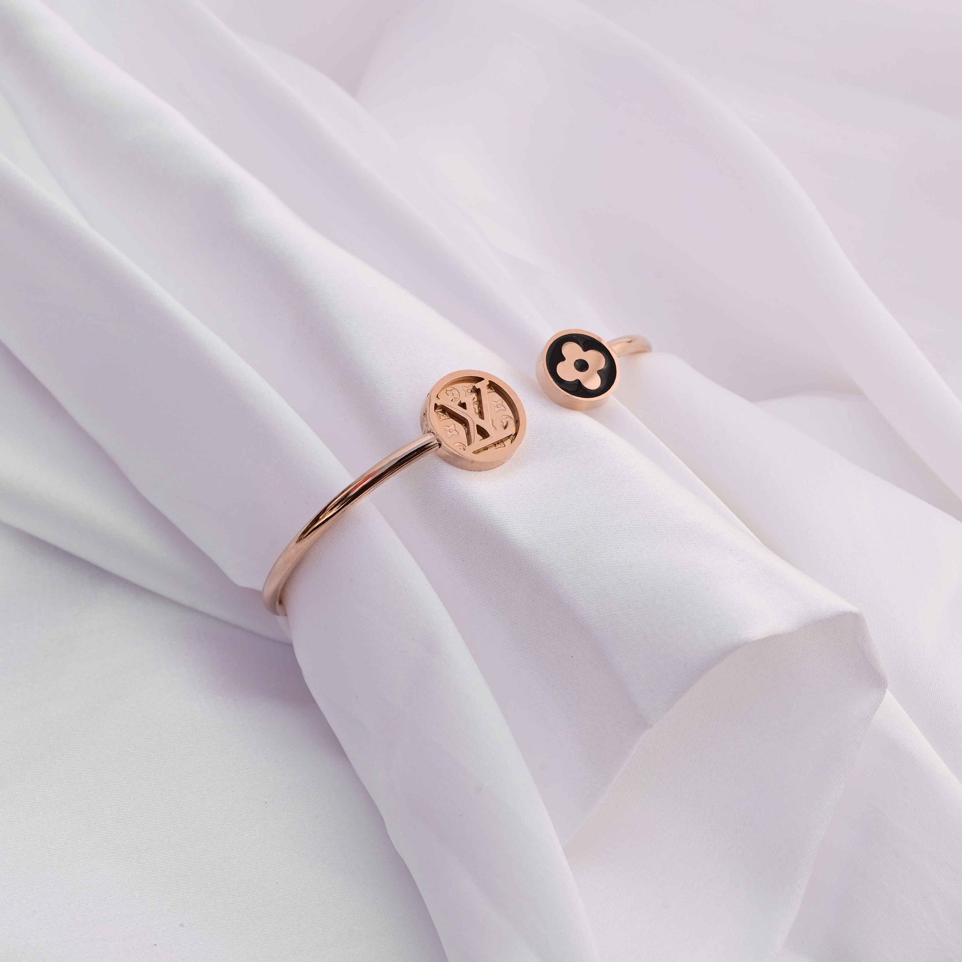 Louis Vuitton LV Adjustable Bangle bracelet in Rose gold