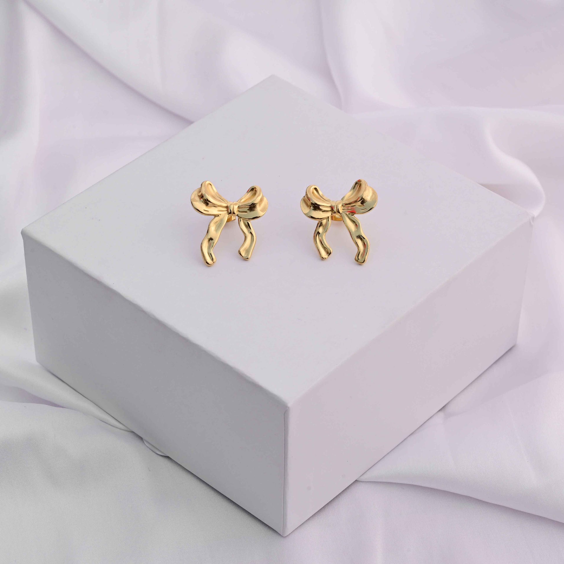 Bows earrings in gold