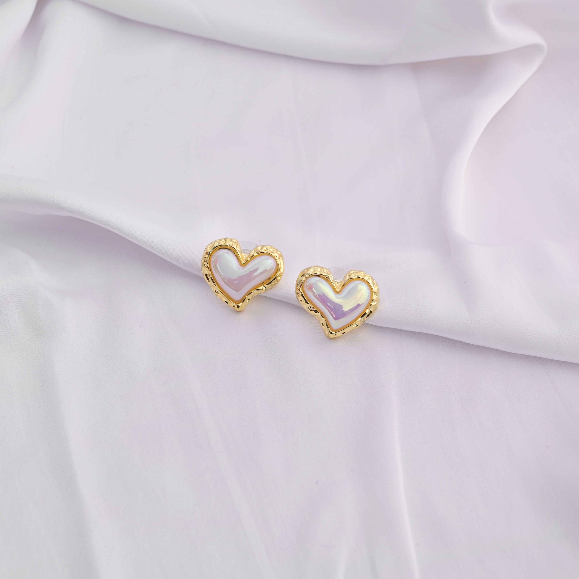 Cutesy heart earrings in gold and white