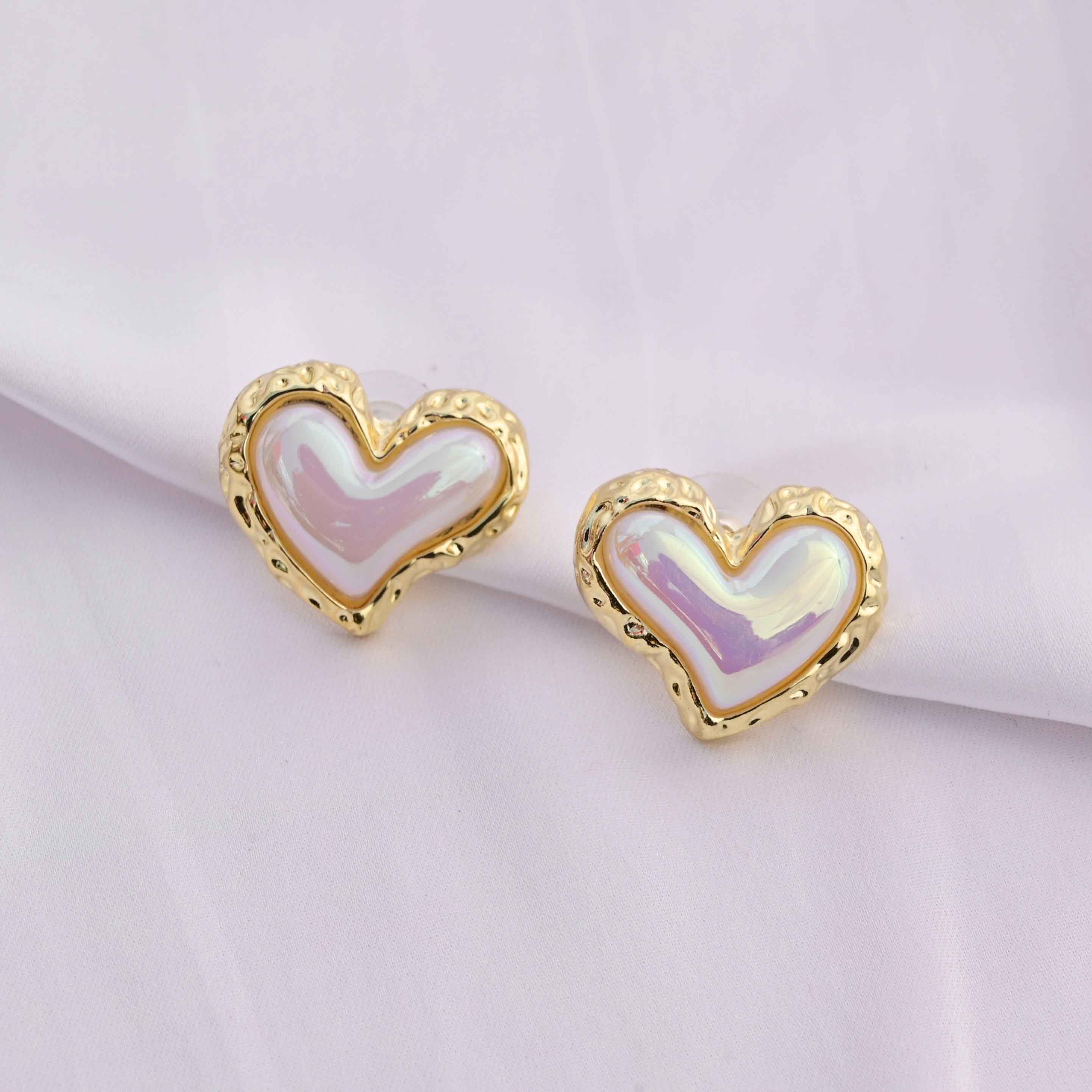 Cutesy heart earrings in gold and white