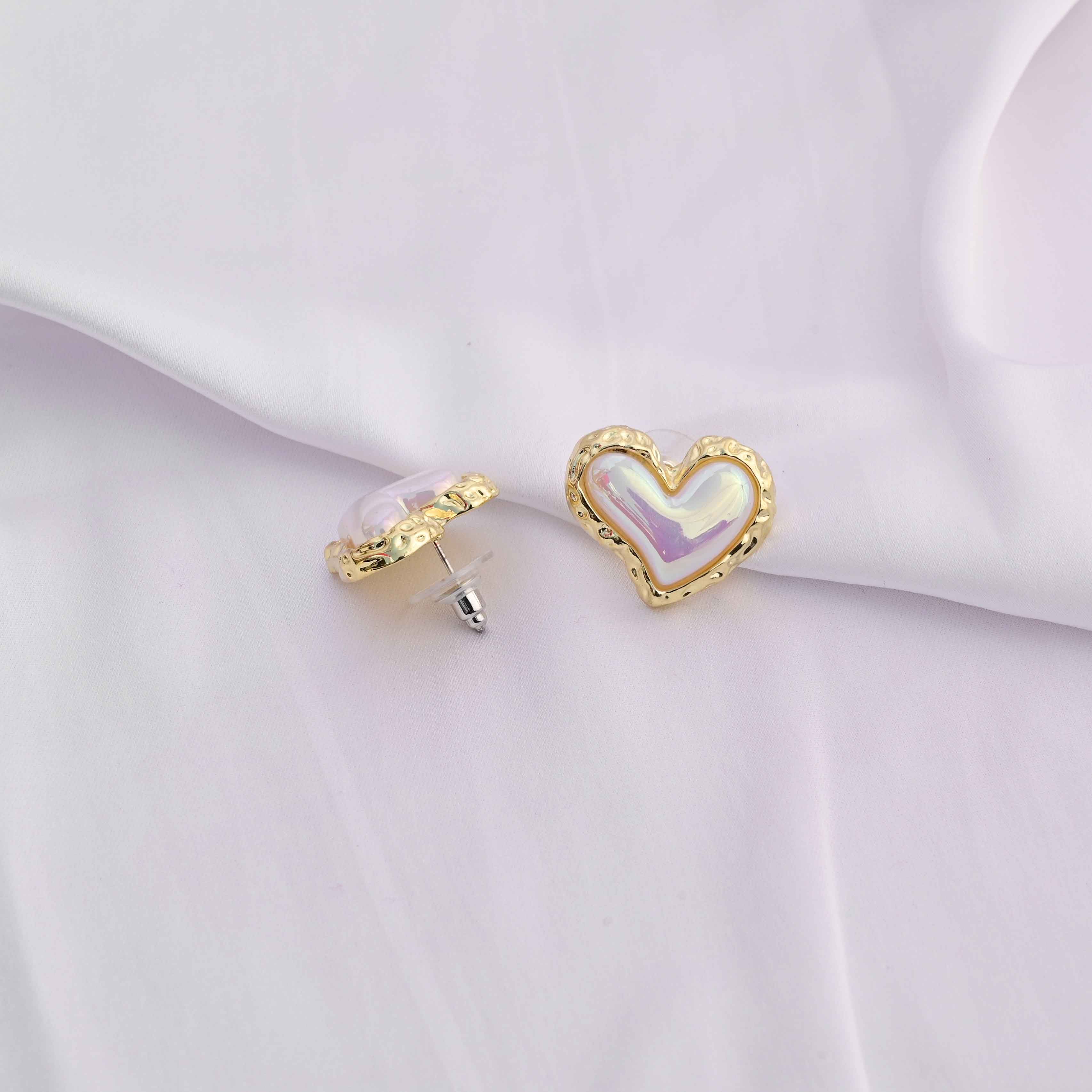 Cutesy heart earrings in gold and white