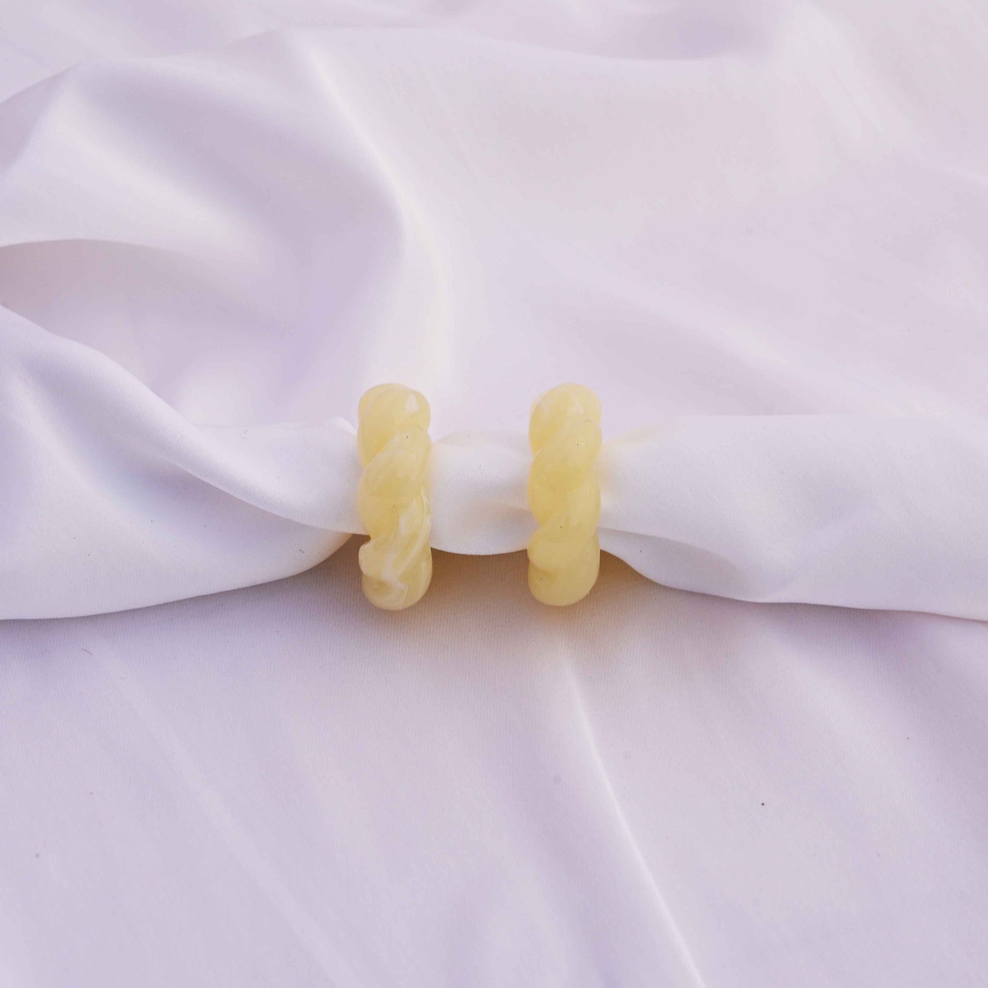 Chunky Twistee hoops: color ivory white