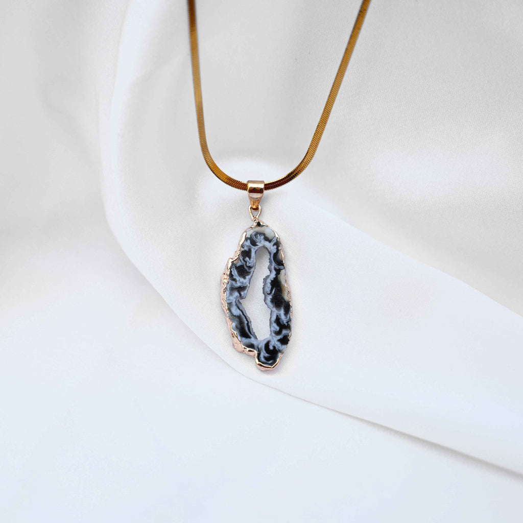 Natural crystal stone pendant: Anti Tarnish jewellery