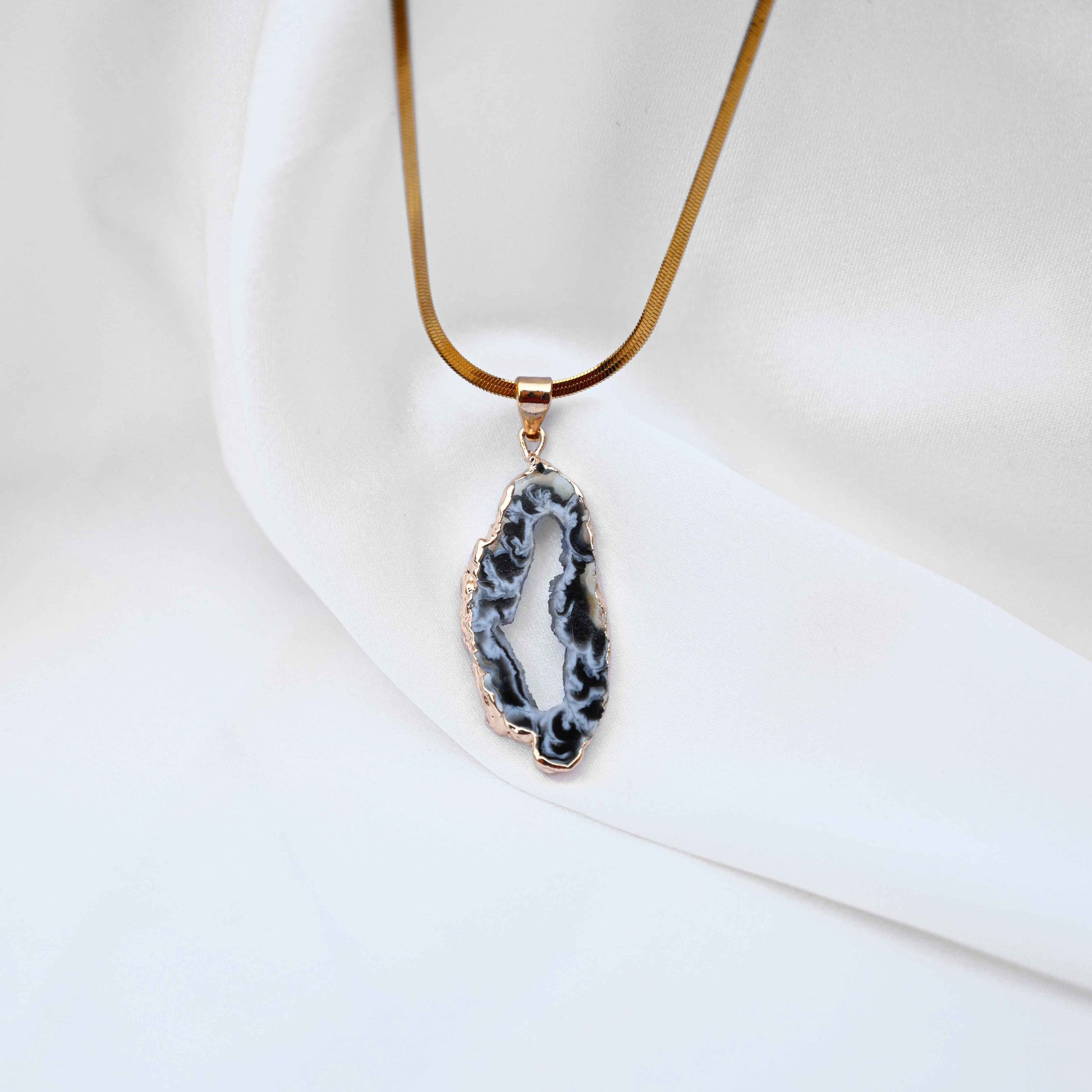 Natural crystal stone pendant: Anti Tarnish jewellery