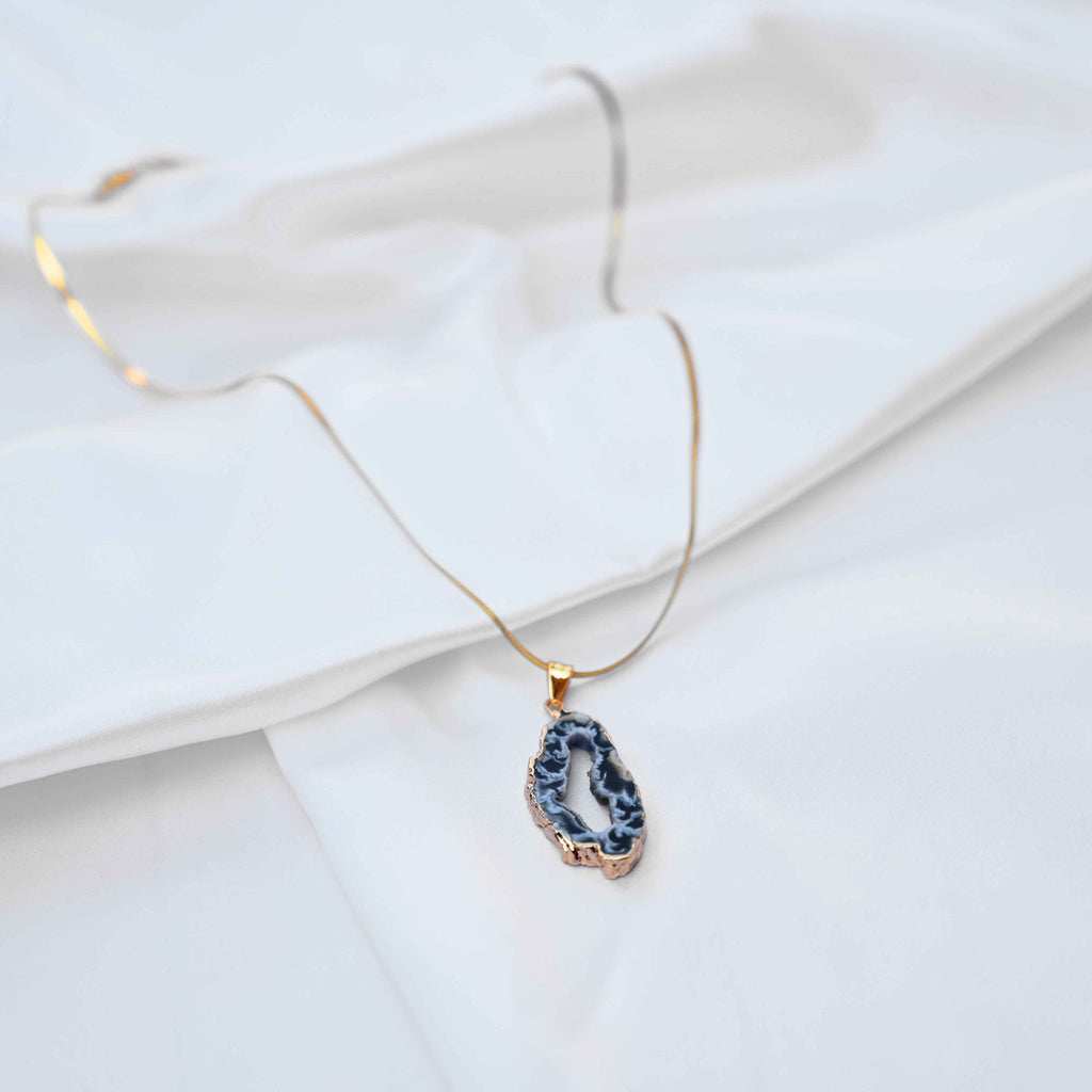 Natural crystal stone pendant: Anti Tarnish jewellery