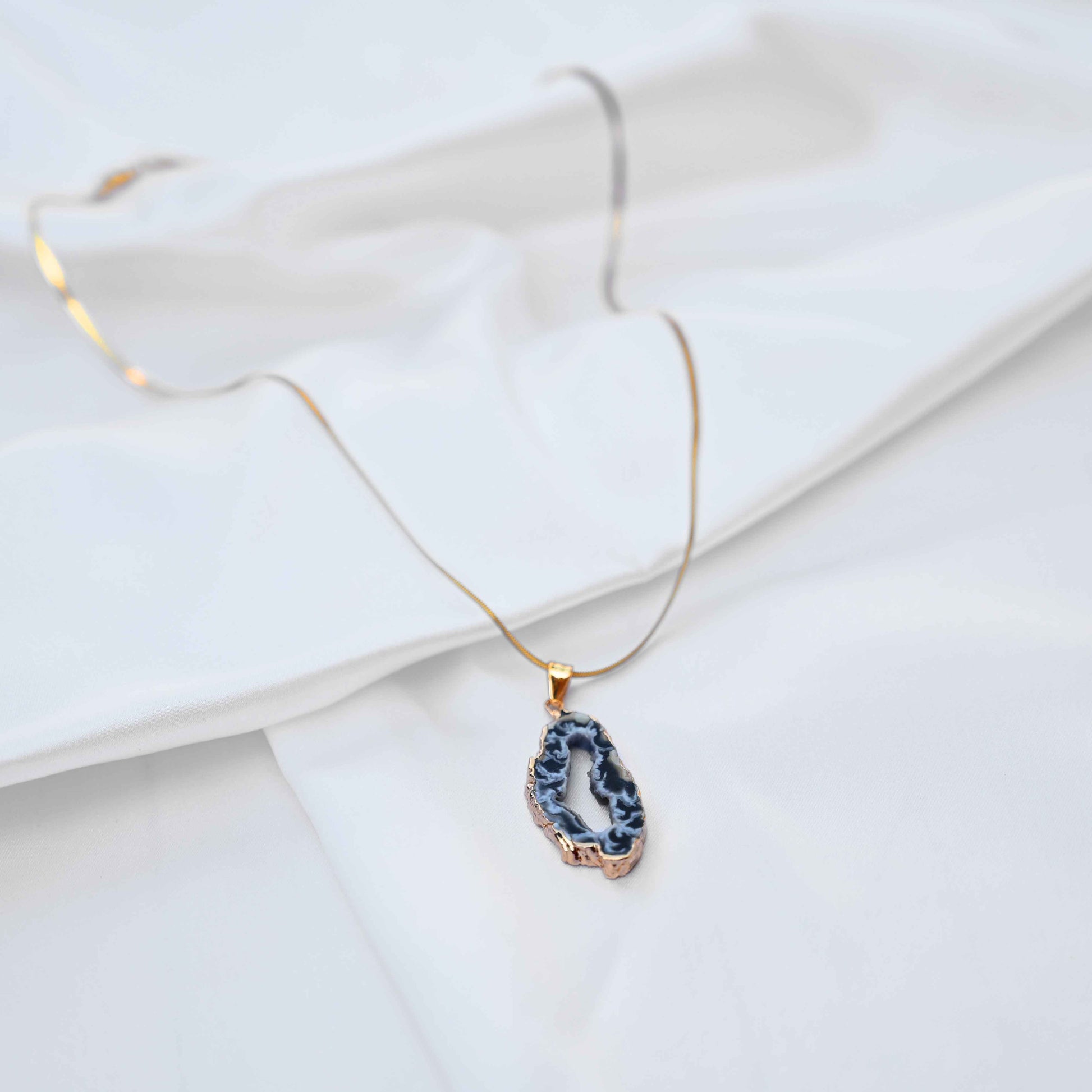 Natural crystal stone pendant: Anti Tarnish jewellery