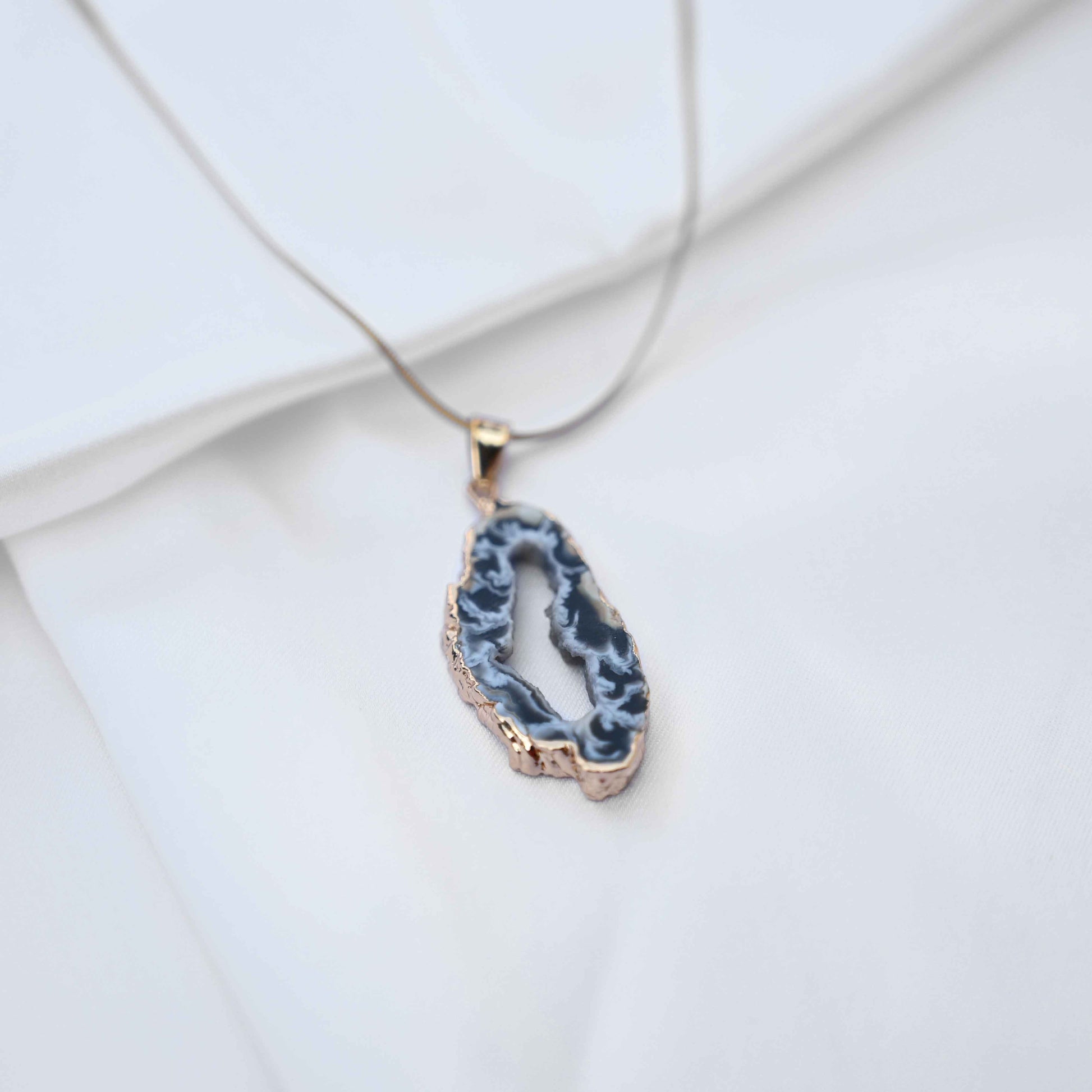 Natural crystal stone pendant: Anti Tarnish jewellery