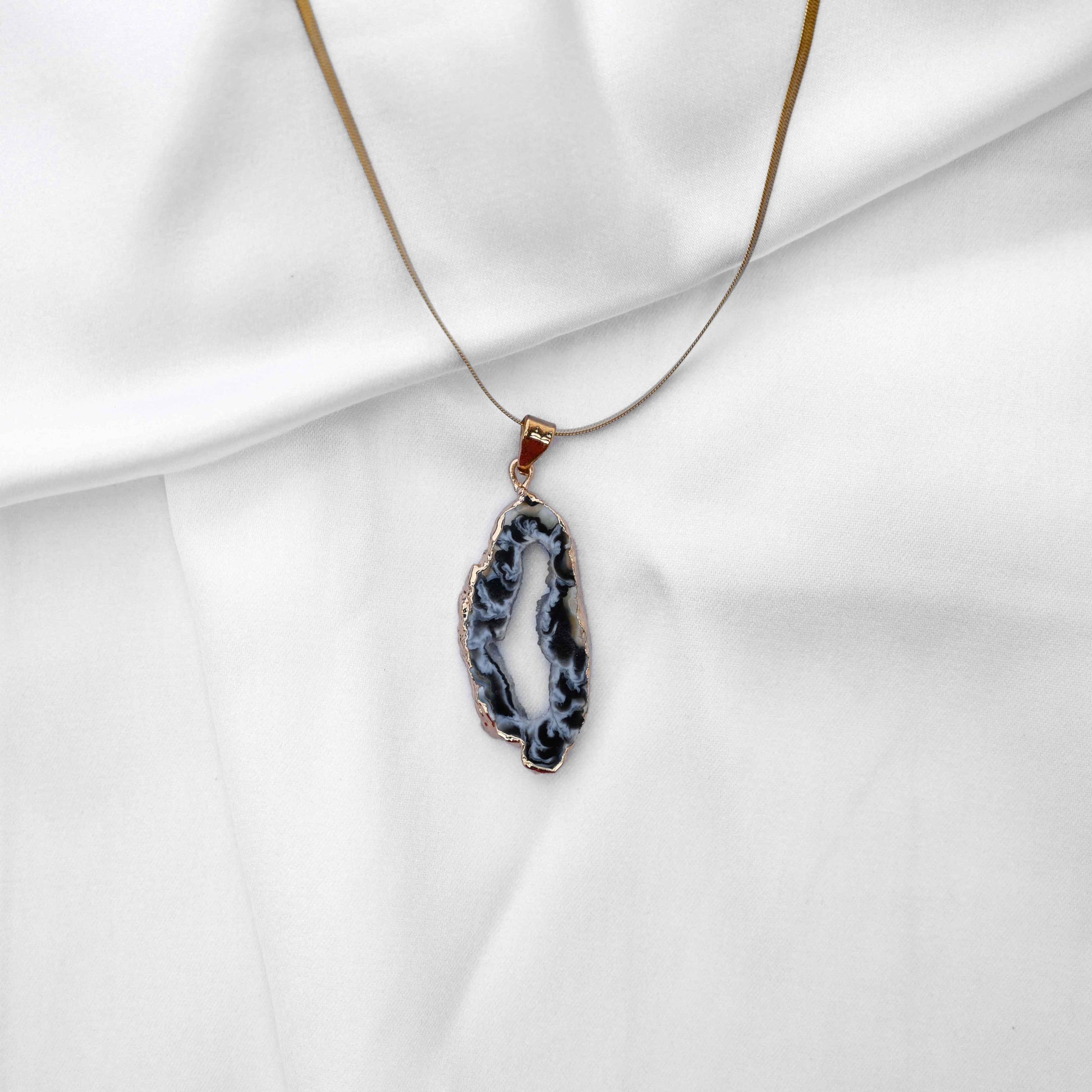 Natural crystal stone pendant: Anti Tarnish jewellery