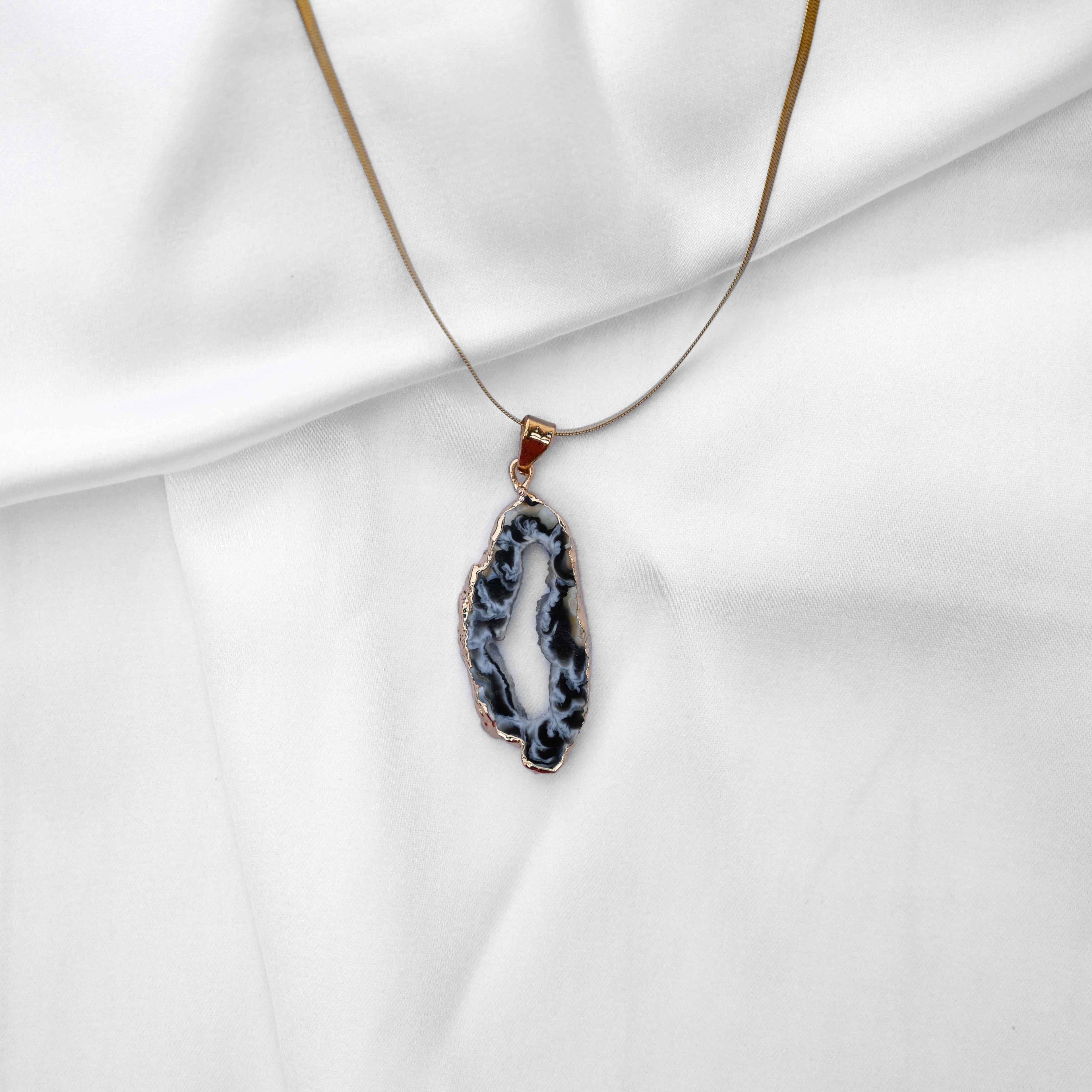 Natural crystal stone pendant: Anti Tarnish jewellery