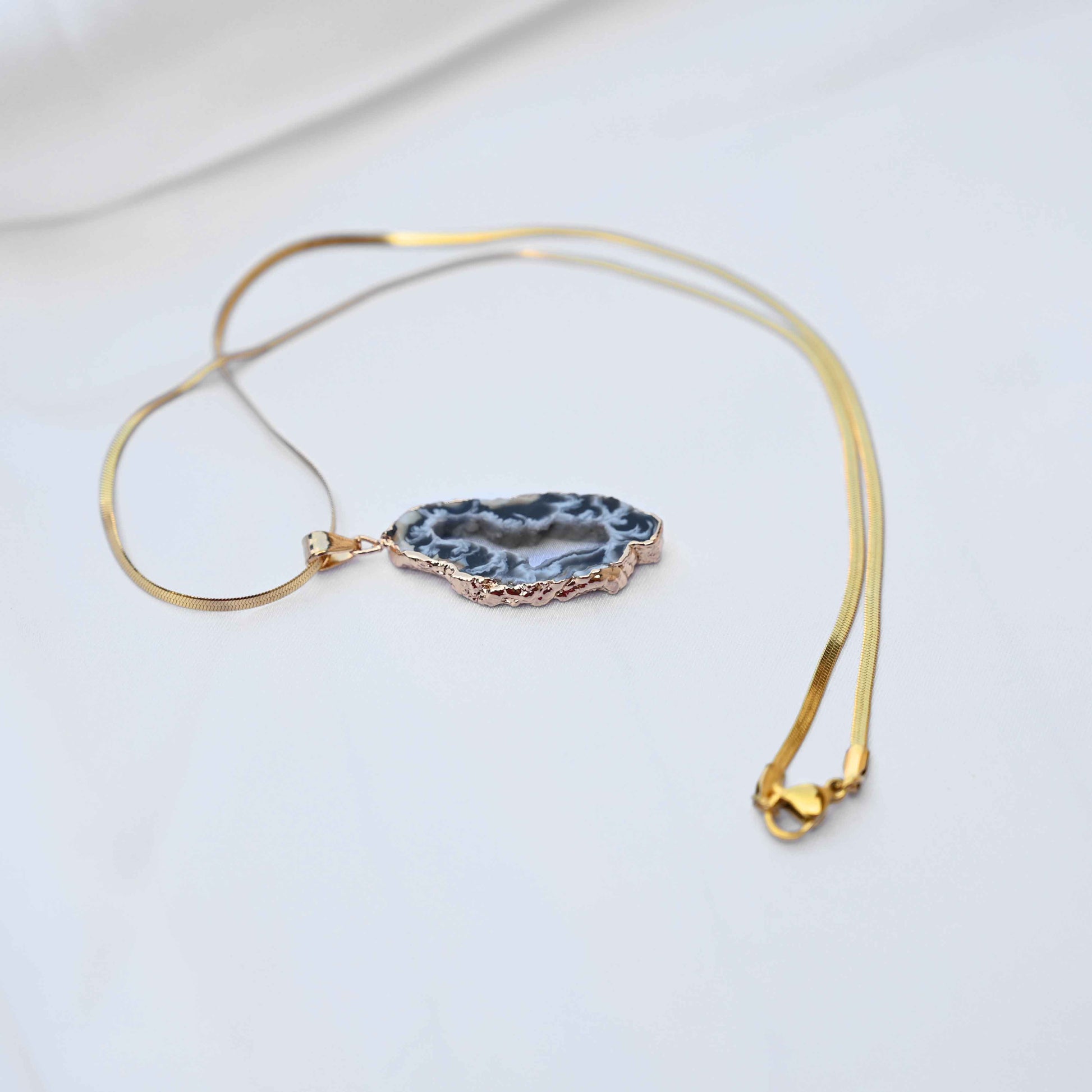 Natural crystal stone pendant: Anti Tarnish jewellery