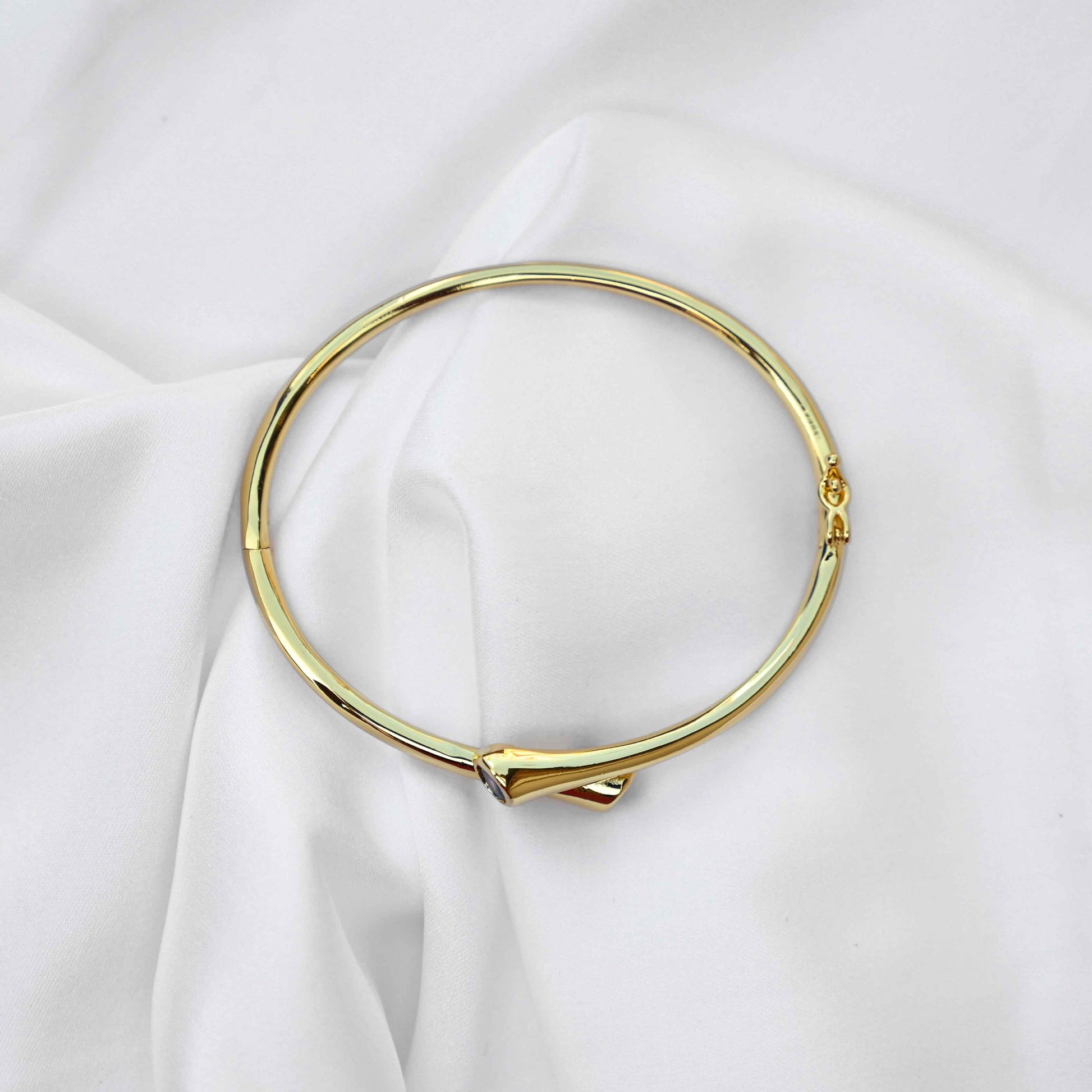 Stone embedded minimalistic bangle in purple stone