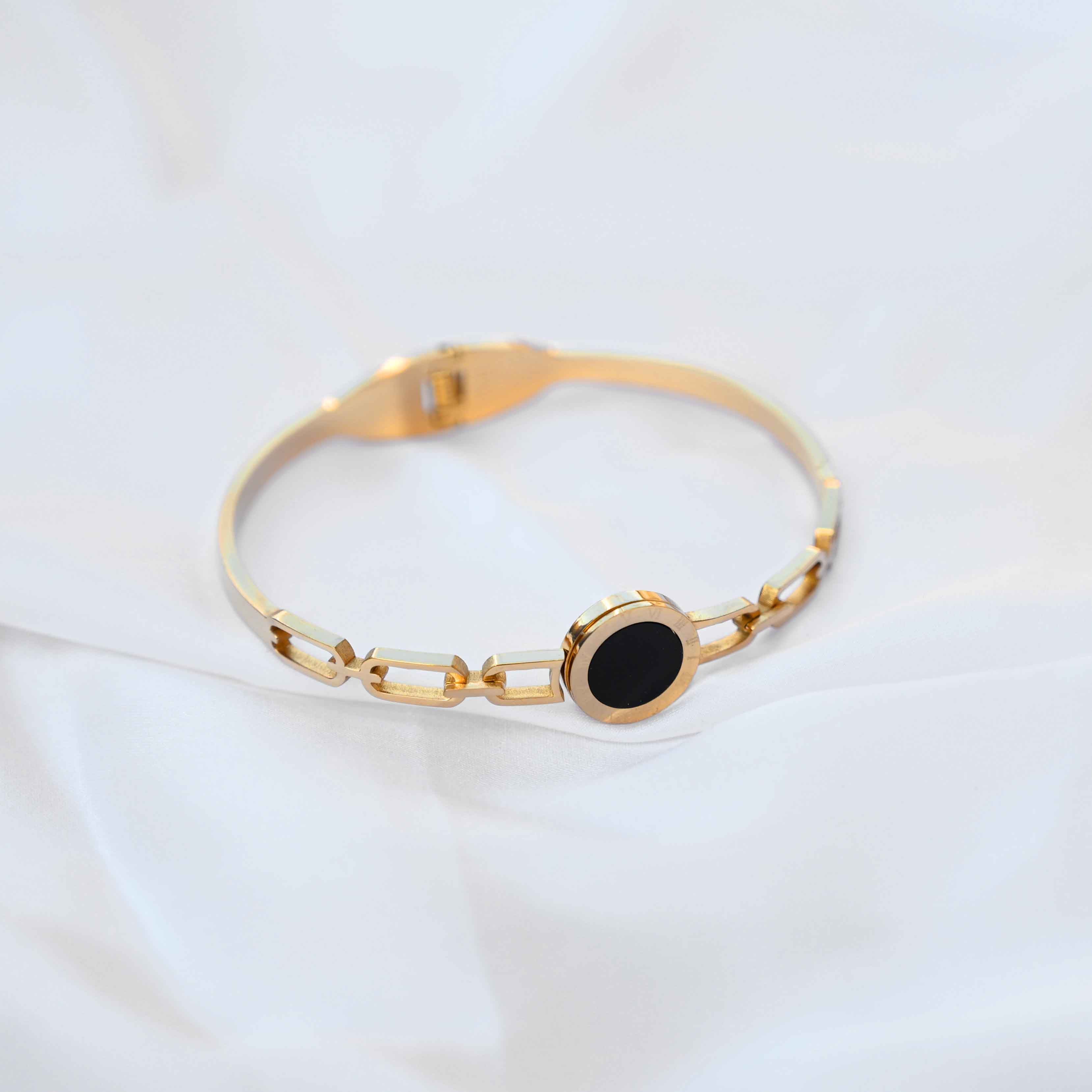 Bvlgari bracelet in gold and black