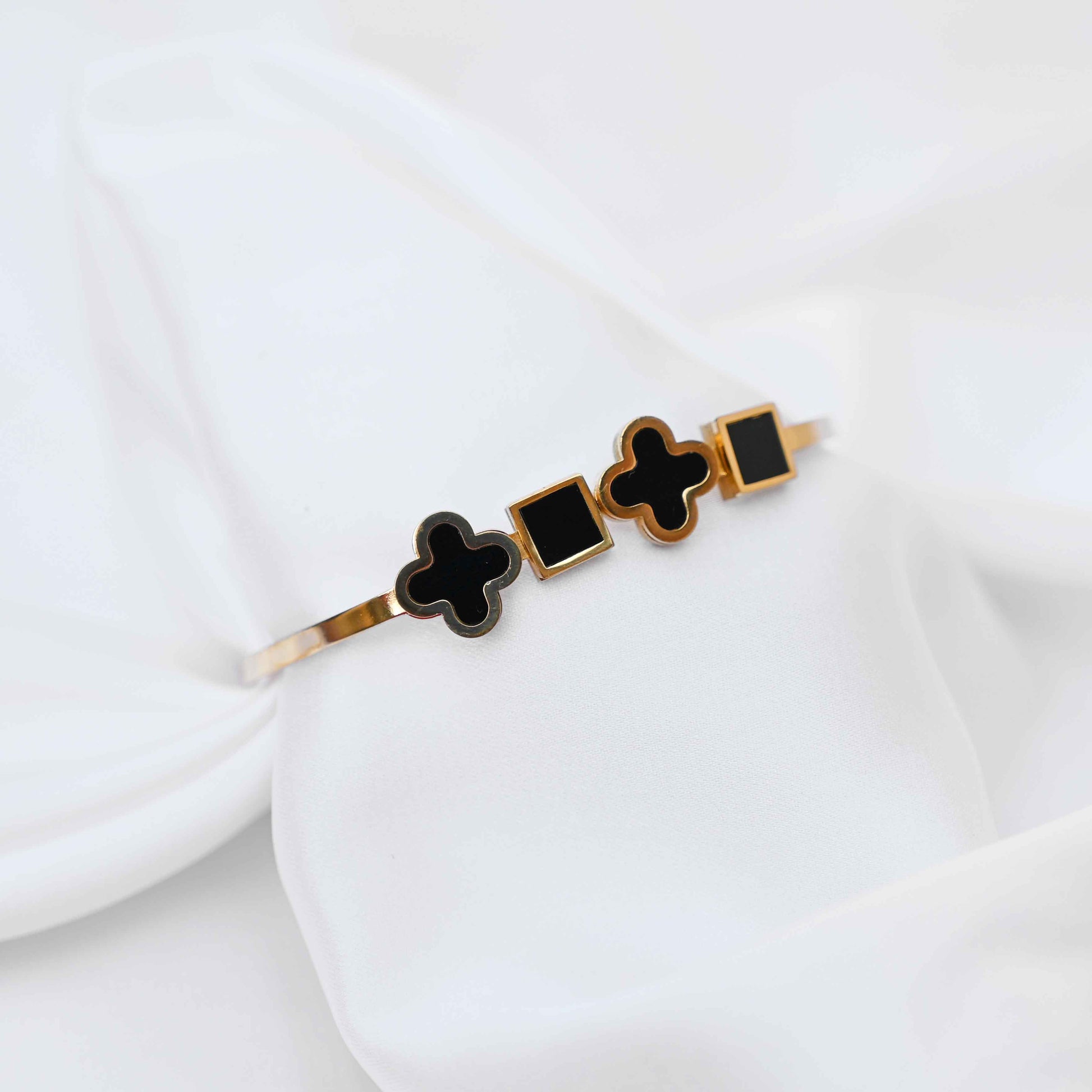 Clover patterned bracelet in gold and black