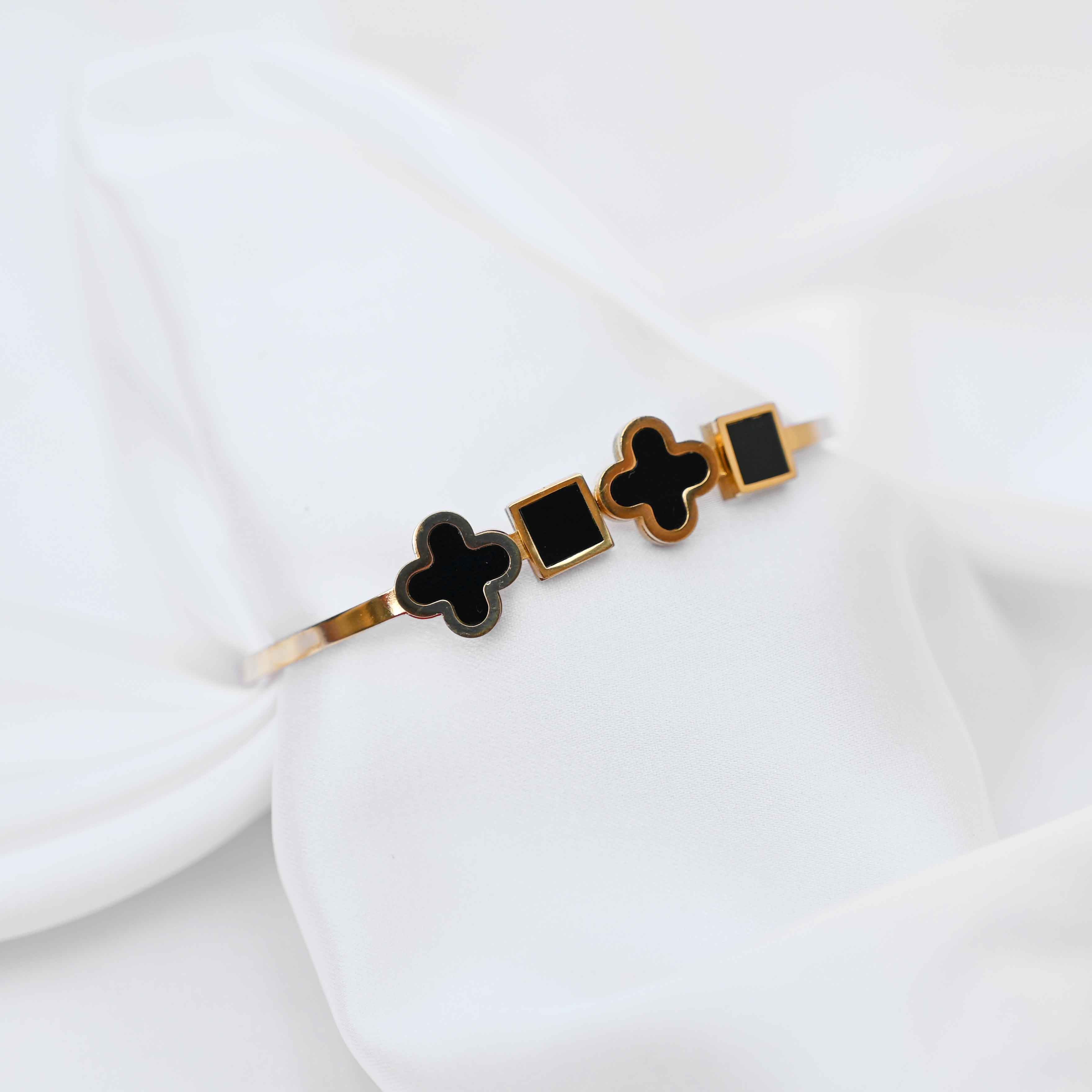 Clover patterned bracelet in gold and black