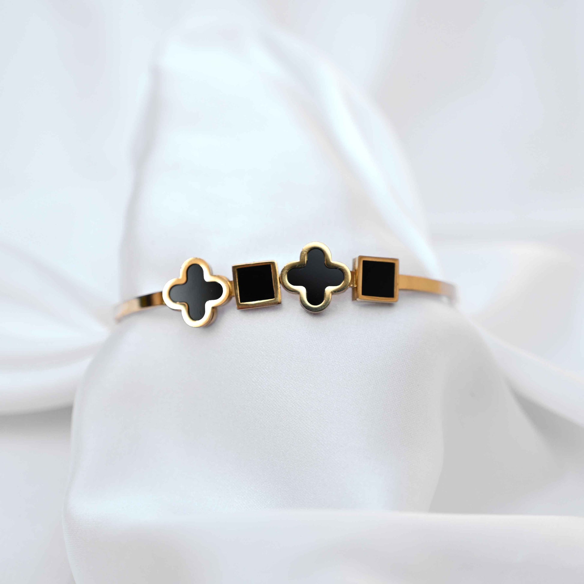 Clover patterned bracelet in gold and black