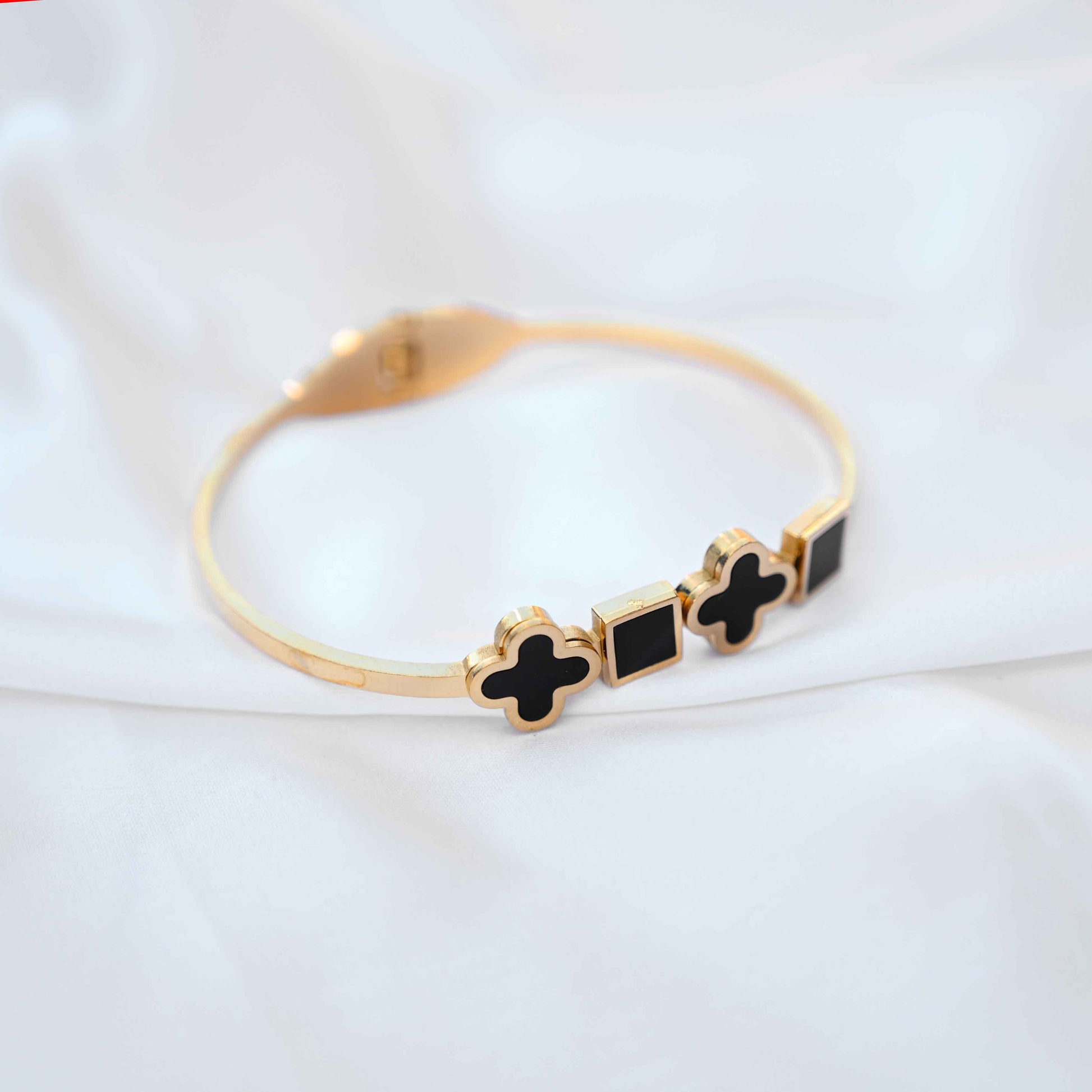 Clover patterned bracelet in gold and black