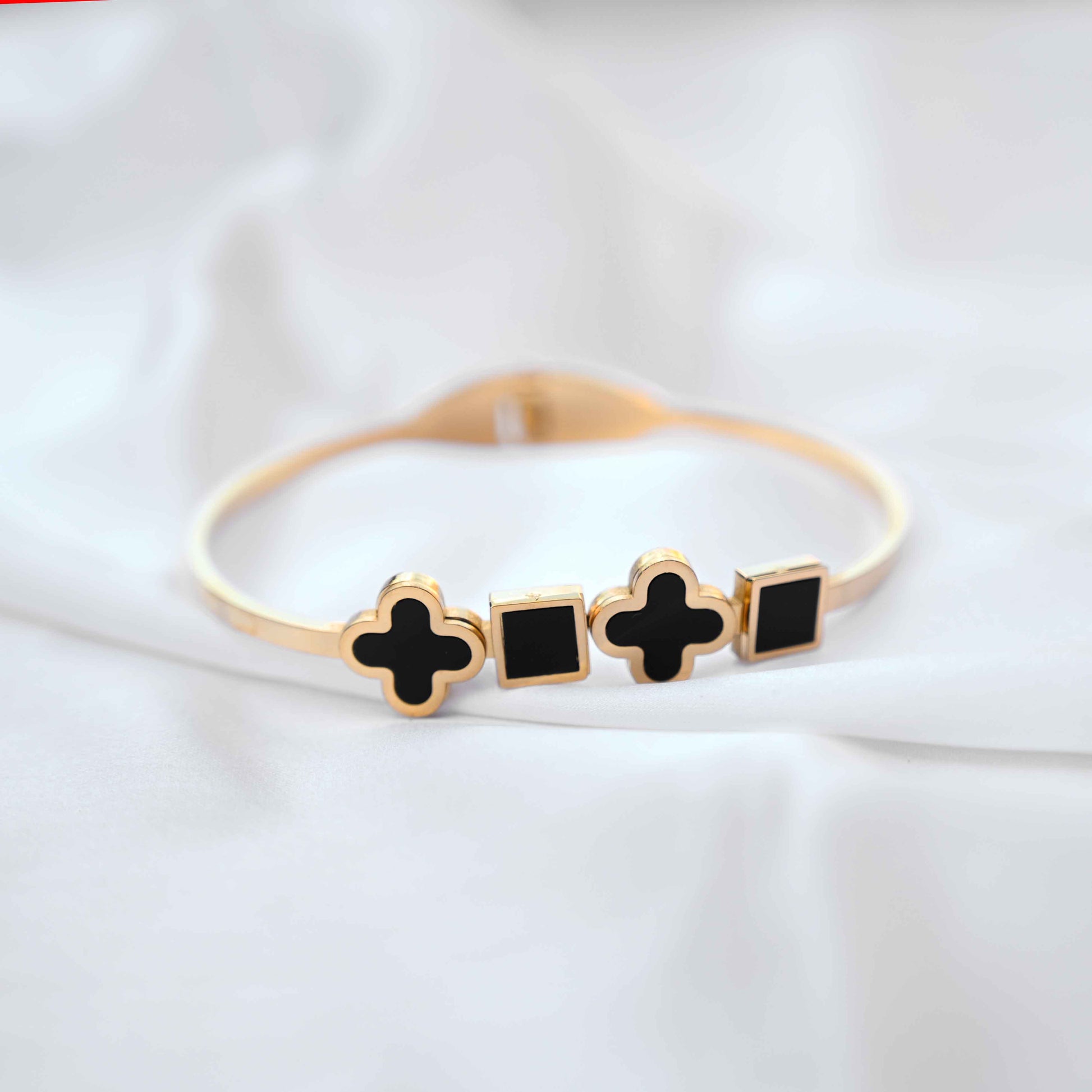 Clover patterned bracelet in gold and black