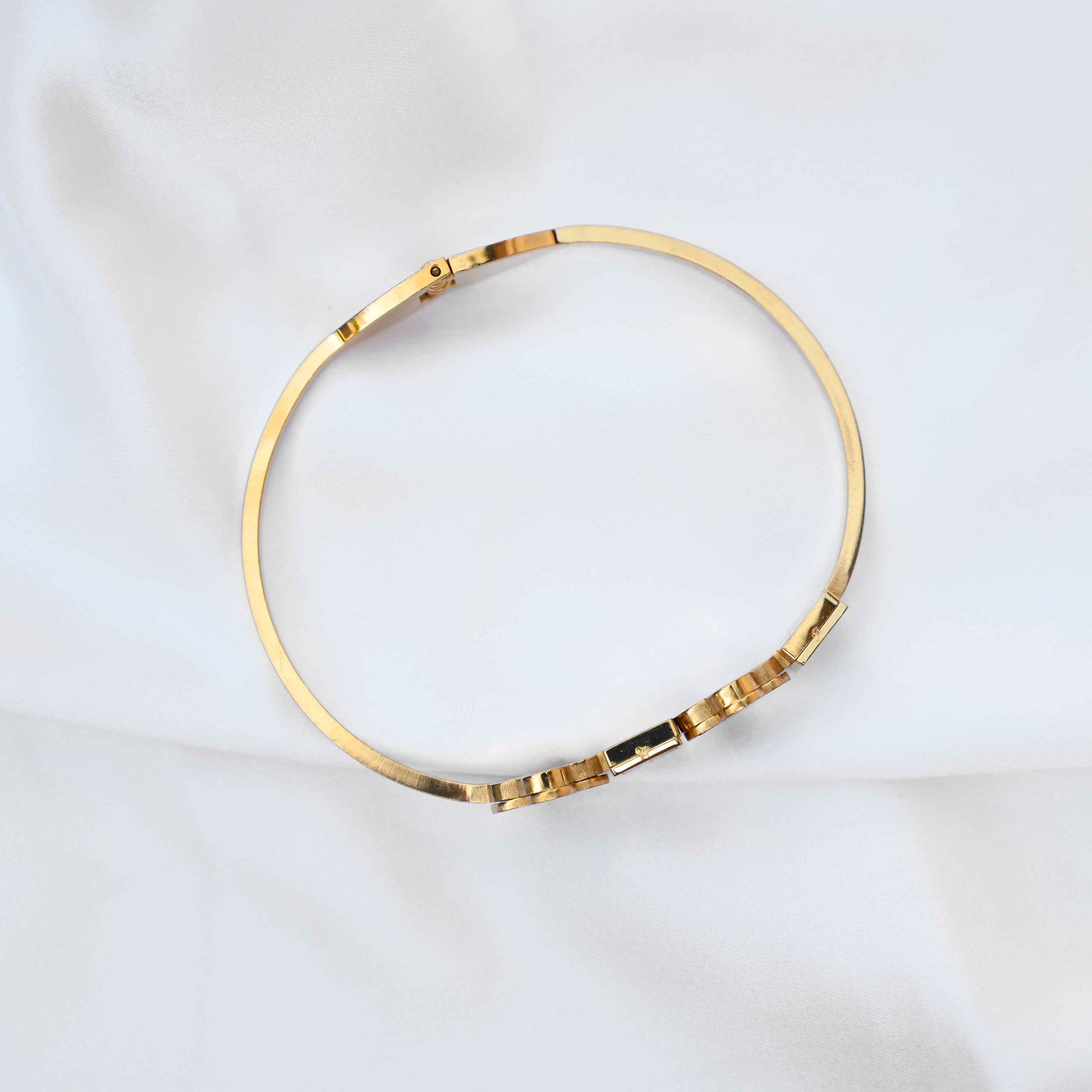 Clover patterned bracelet in gold and black