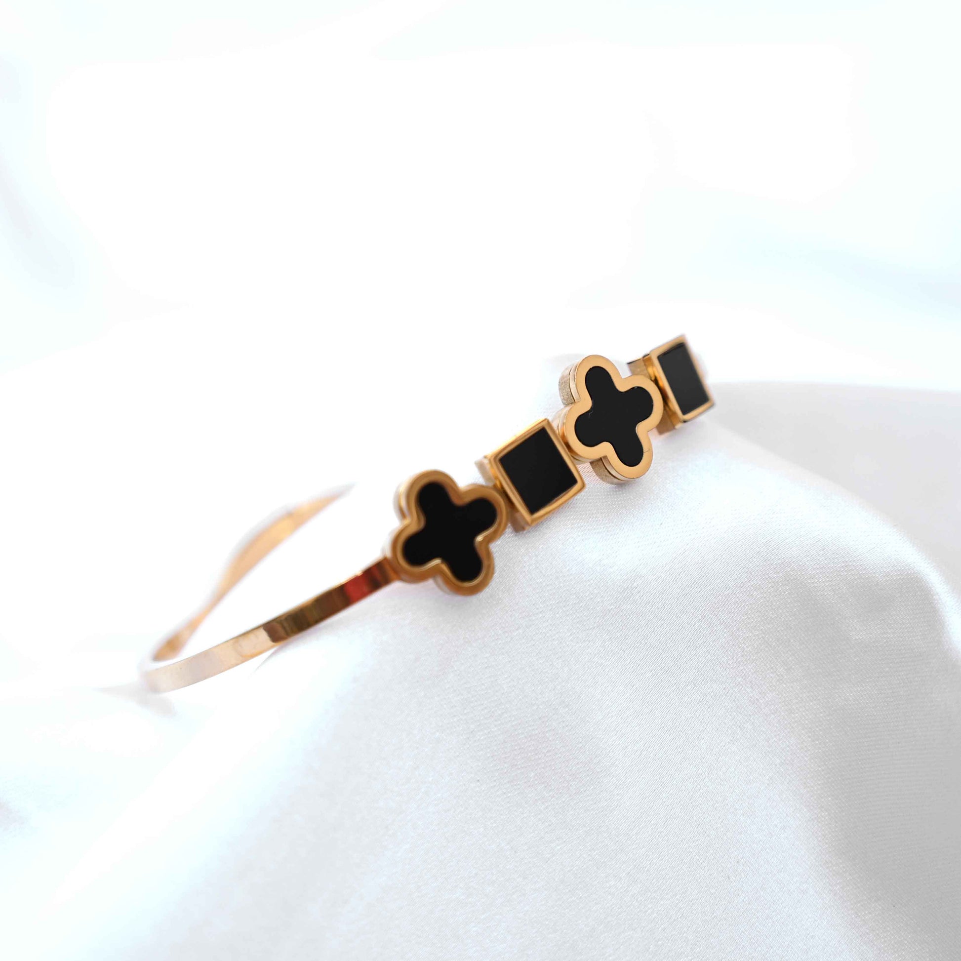 Clover patterned bracelet in gold and black