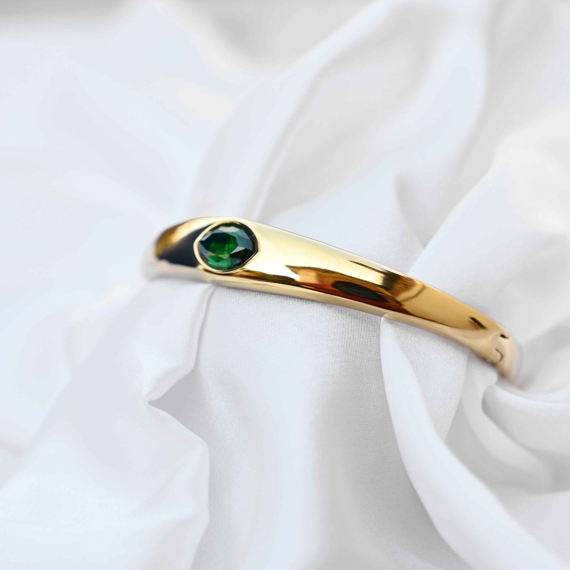 Emerald eye bracelet