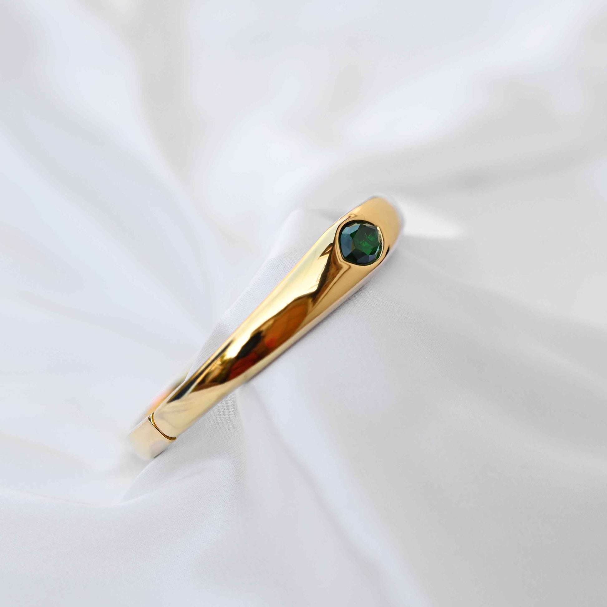 Emerald eye bracelet