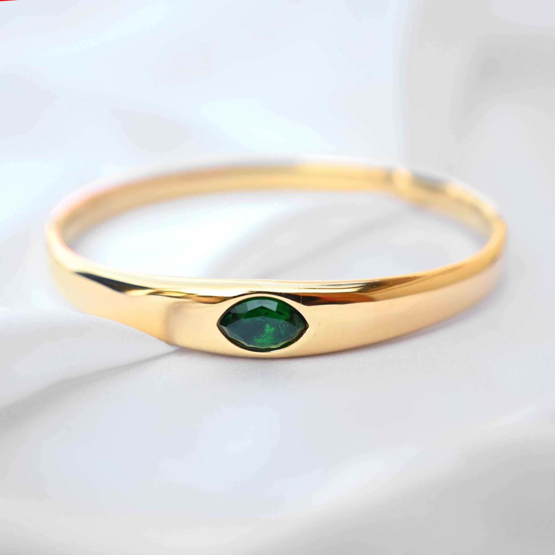 Emerald eye bracelet