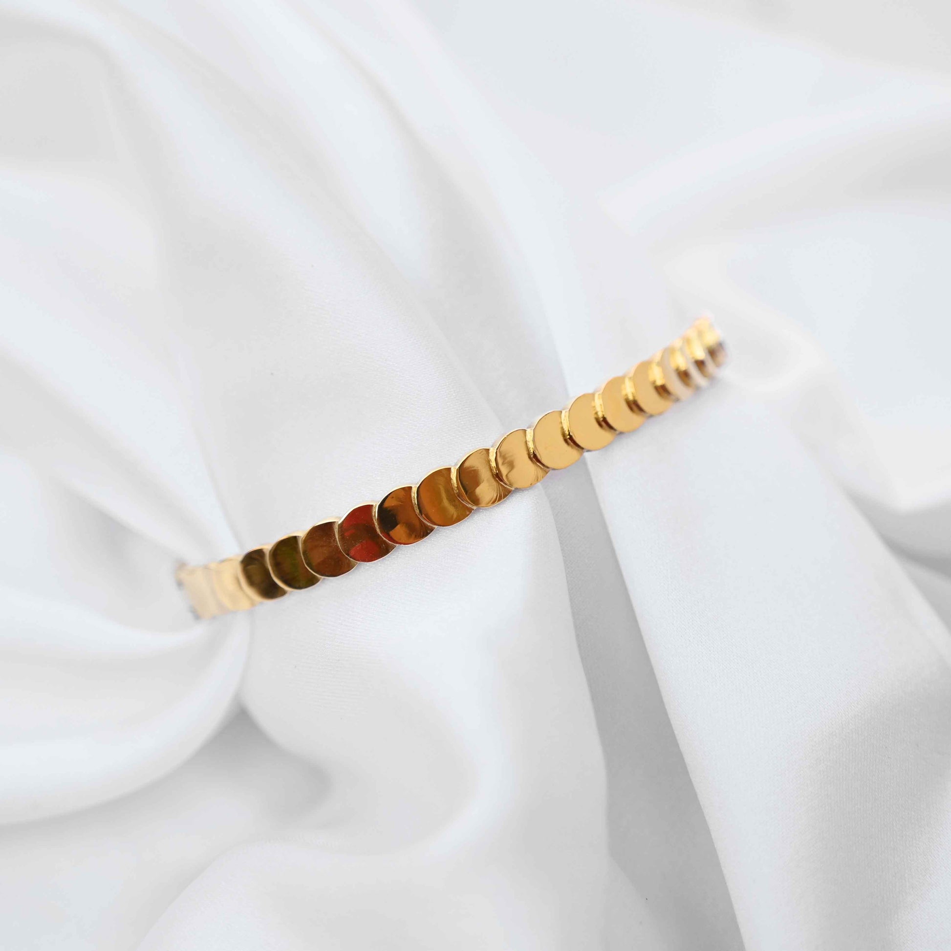 Coin loop bracelet in gold