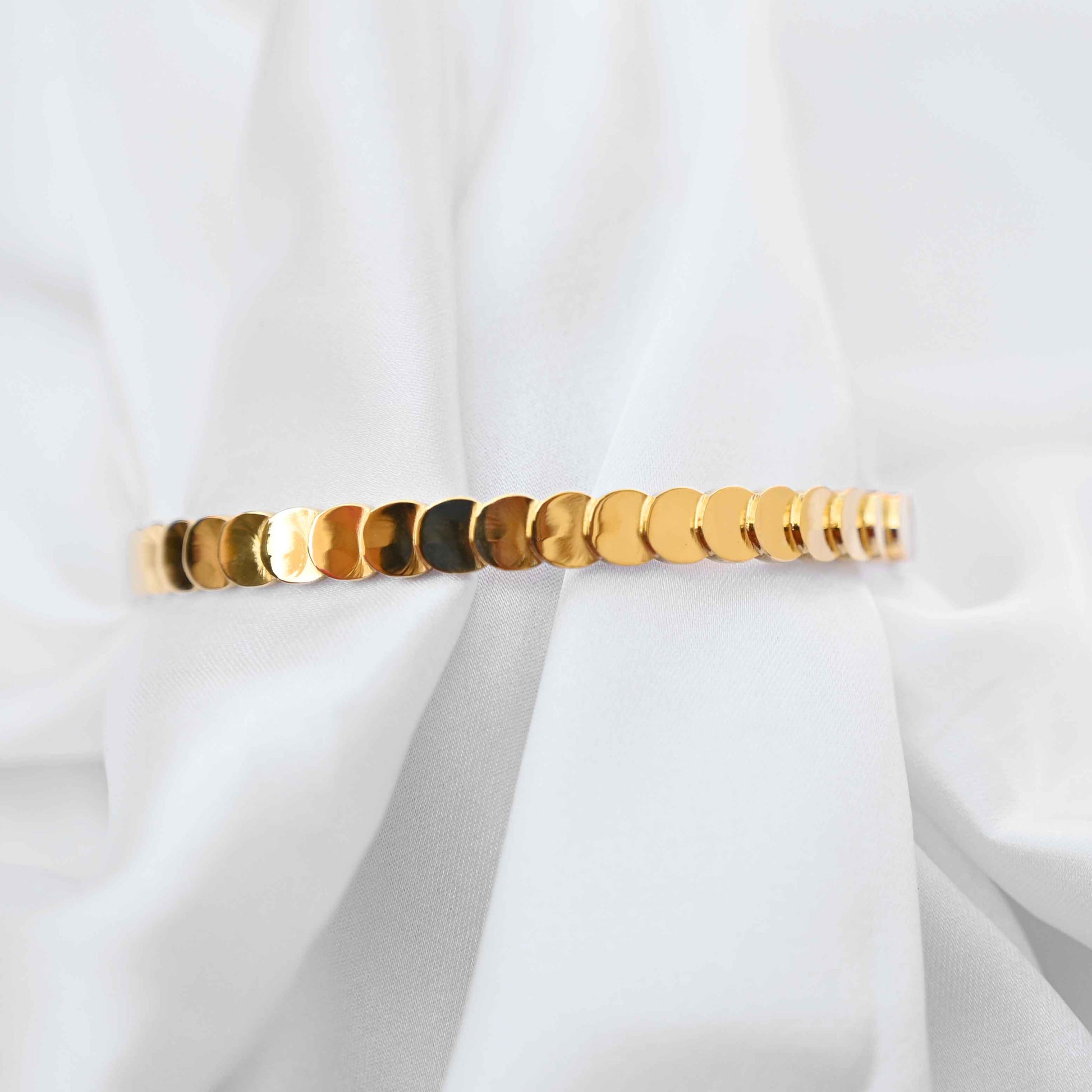 Coin loop bracelet in gold