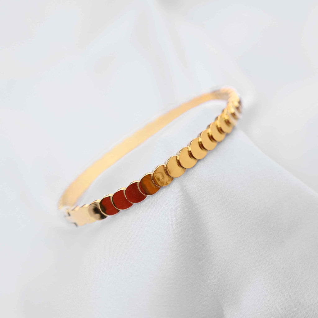 Coin loop bracelet in gold