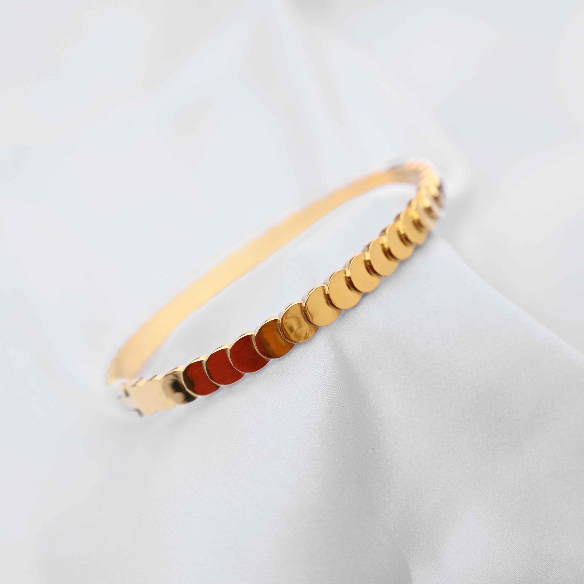 Coin loop bracelet in gold