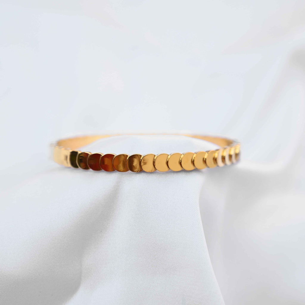 Coin loop bracelet in gold