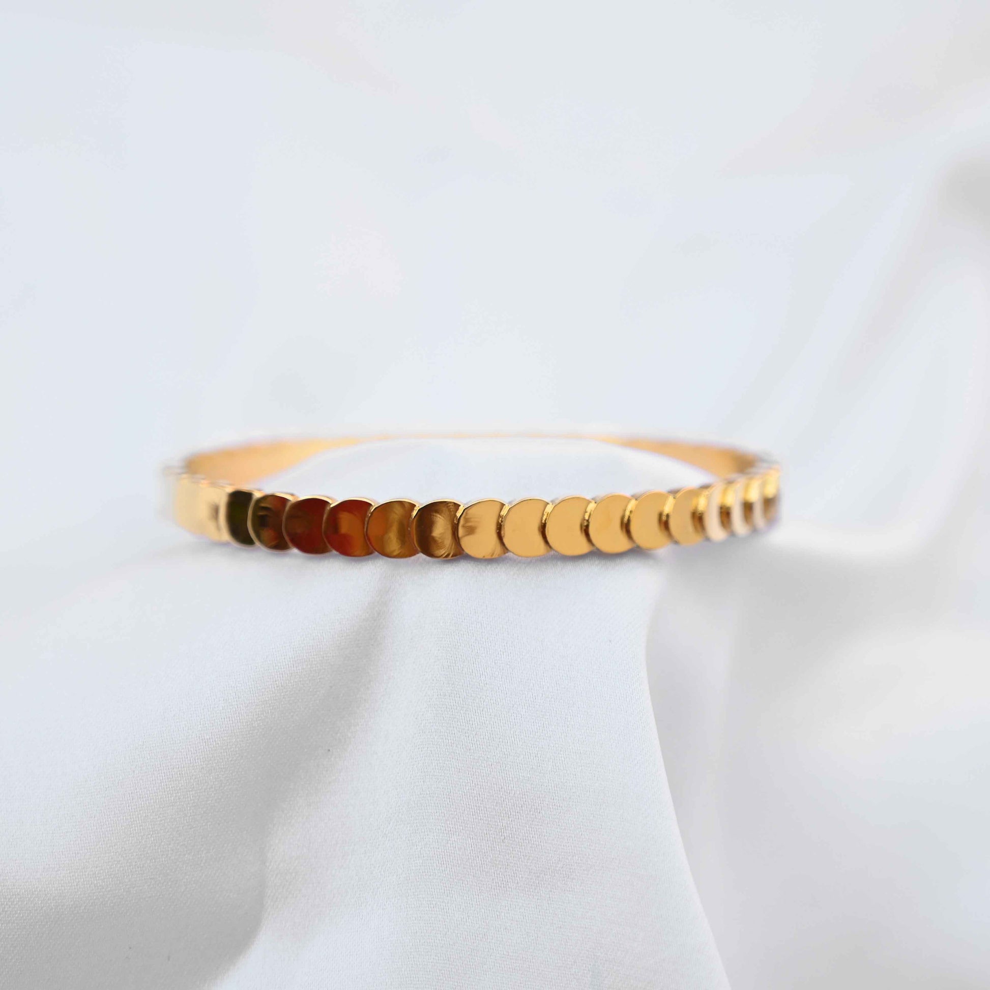 Coin loop bracelet in gold