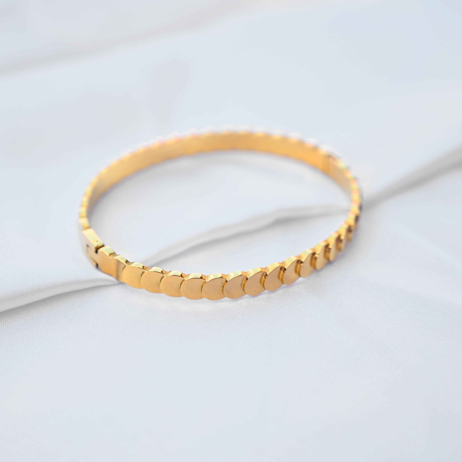 Coin loop bracelet in gold