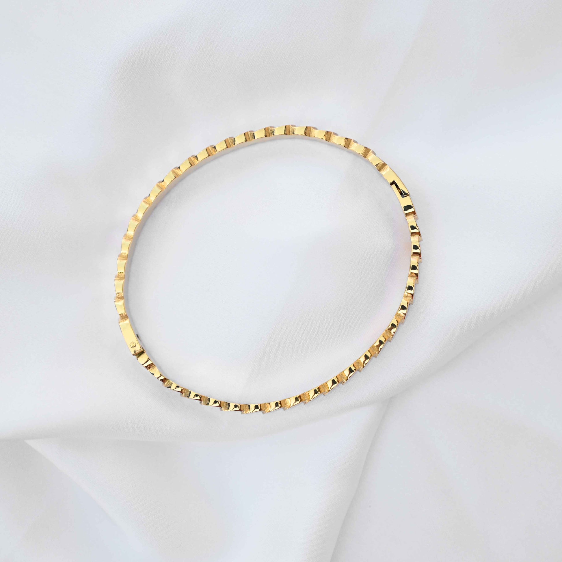 Coin loop bracelet in gold