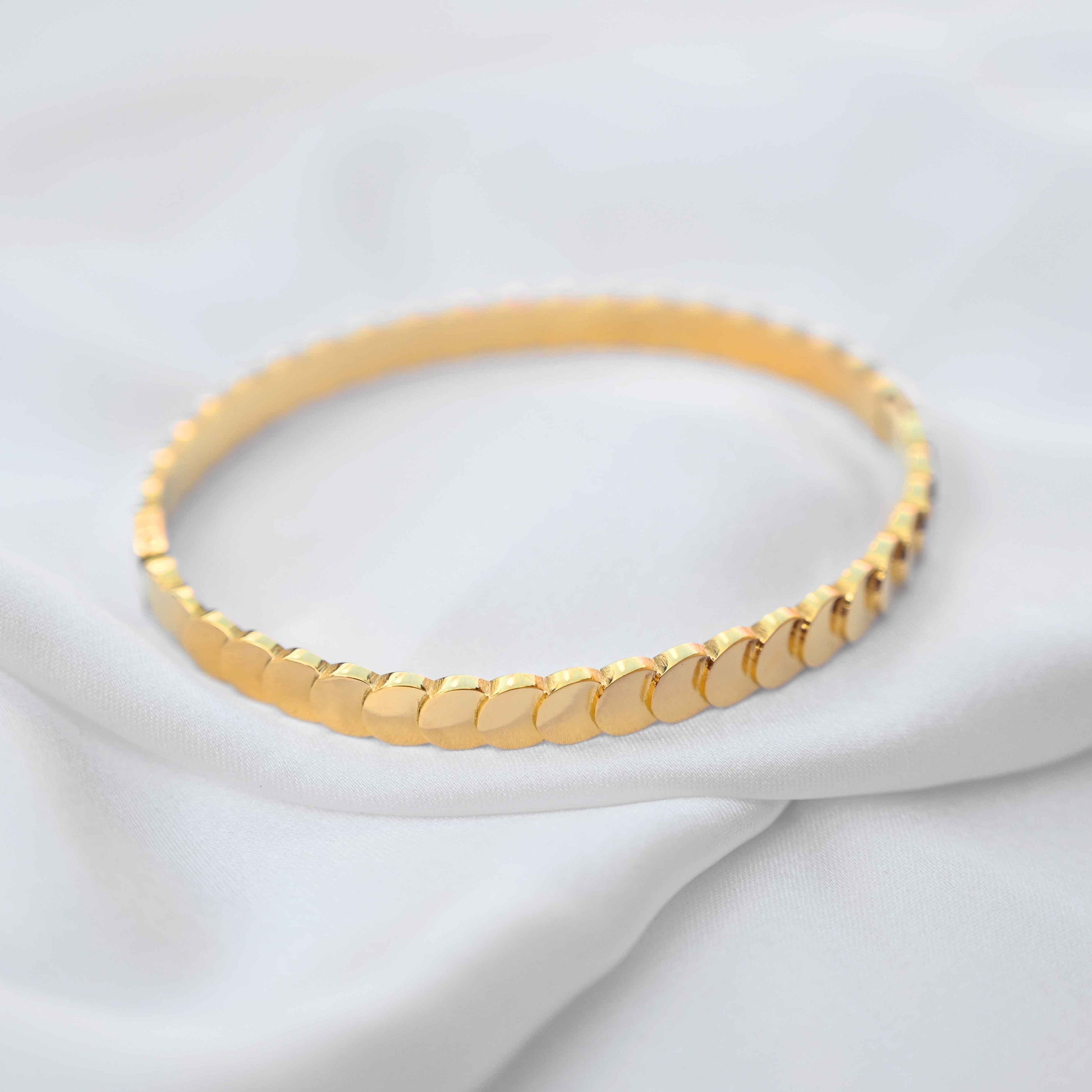 Coin loop bracelet in gold