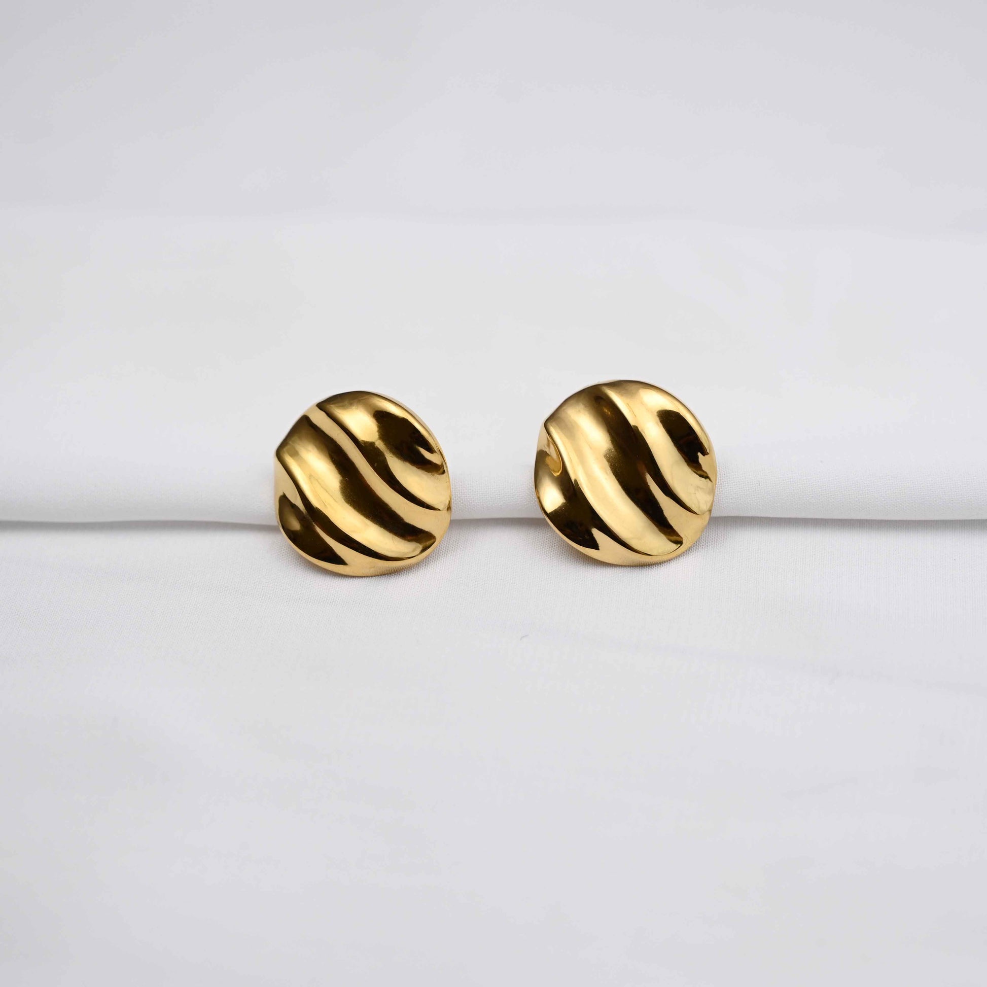 Celine wavey stud earrings in gold