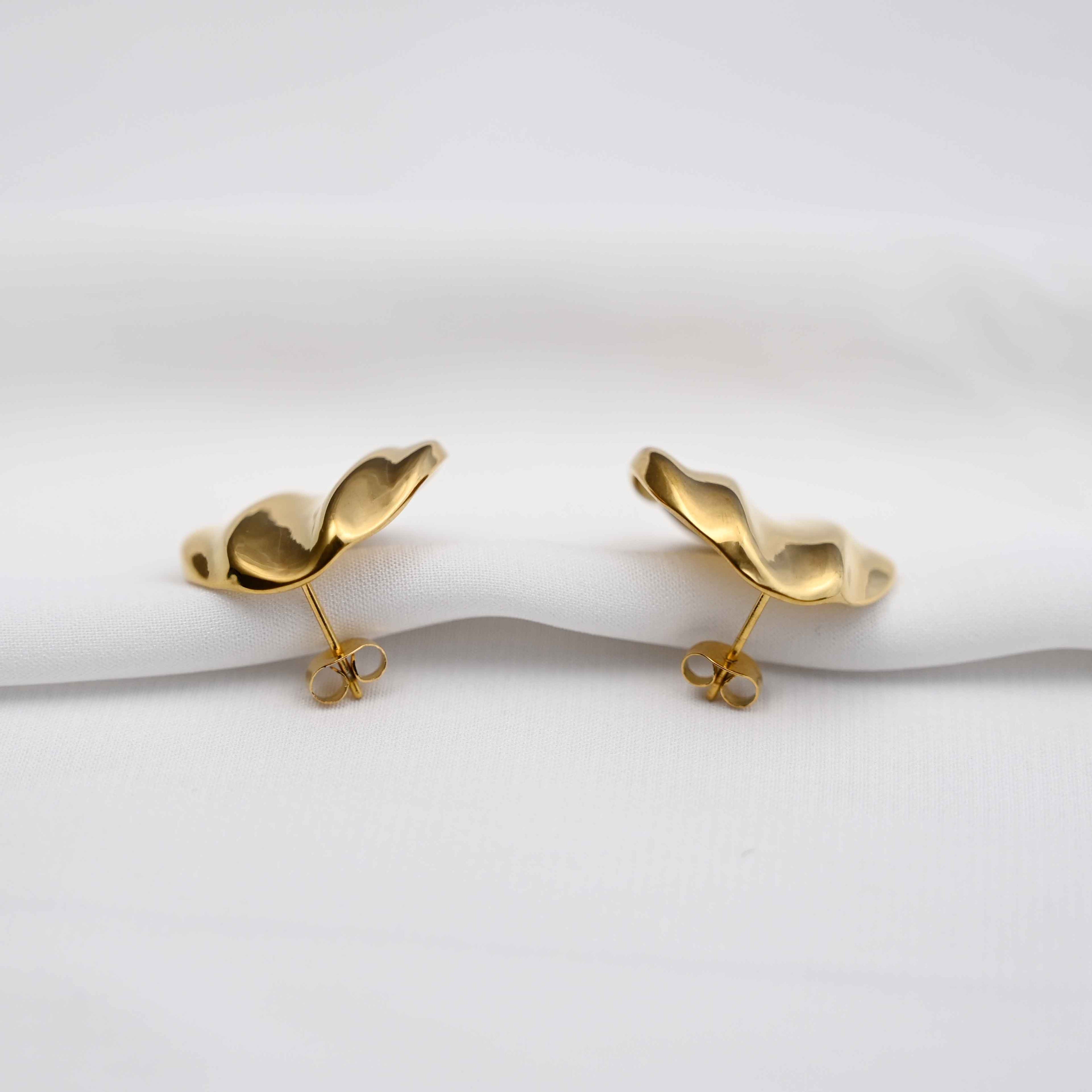 Celine wavey stud earrings in gold