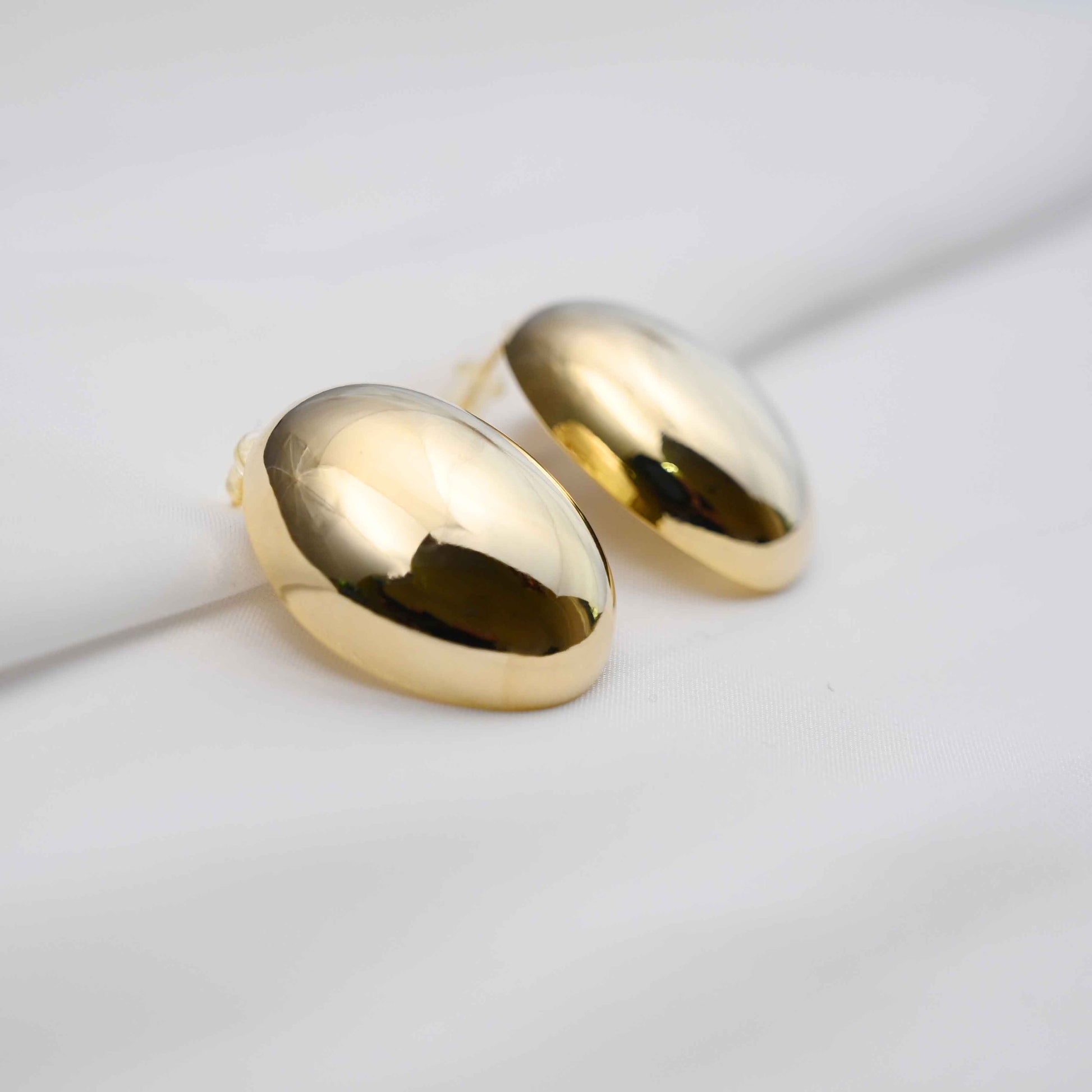 Eggshell stud earrings in gold