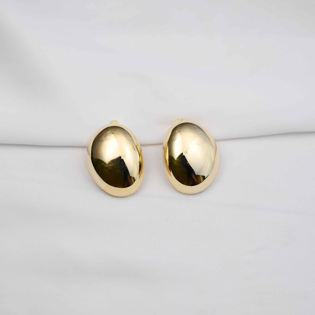 Eggshell stud earrings in gold