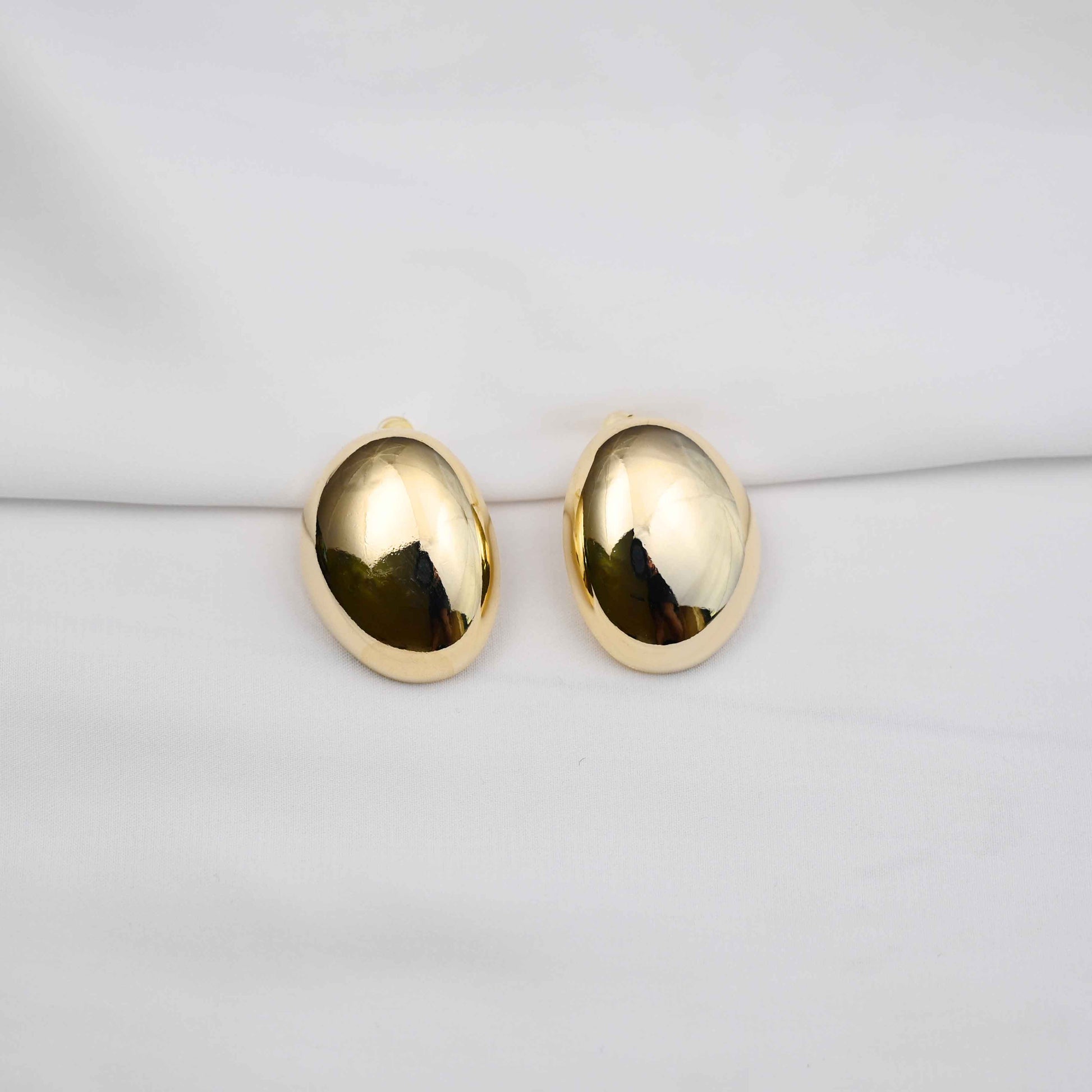 Eggshell stud earrings in gold