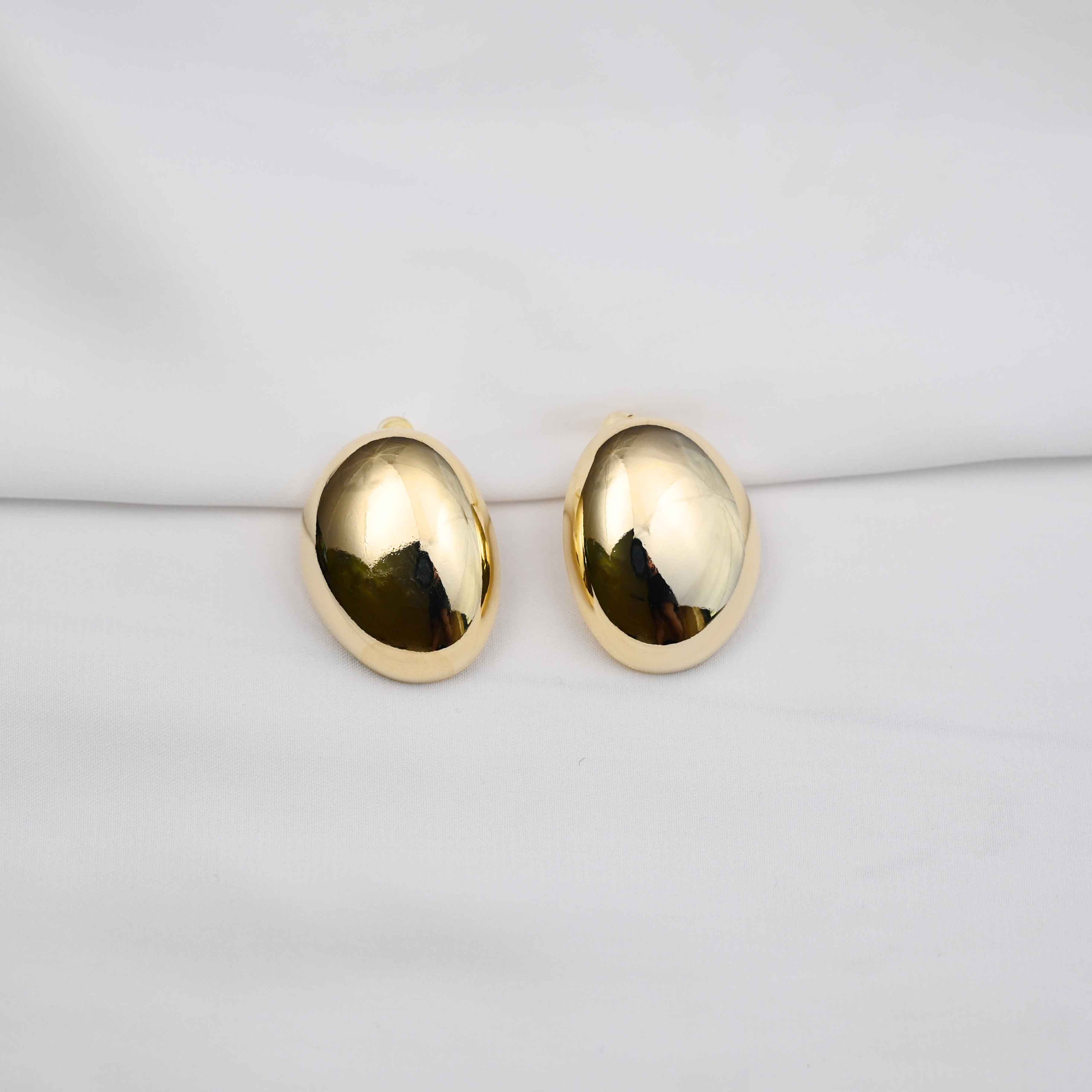 Eggshell stud earrings in gold